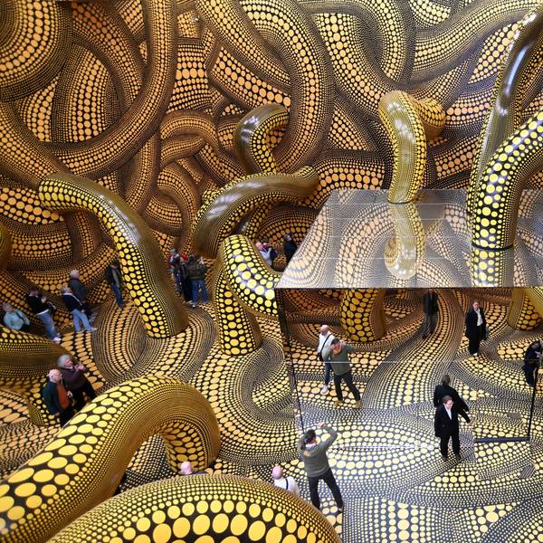 Besucher laufen durch die Ausstellung Yayoi Kusama im Museum Ludwig.