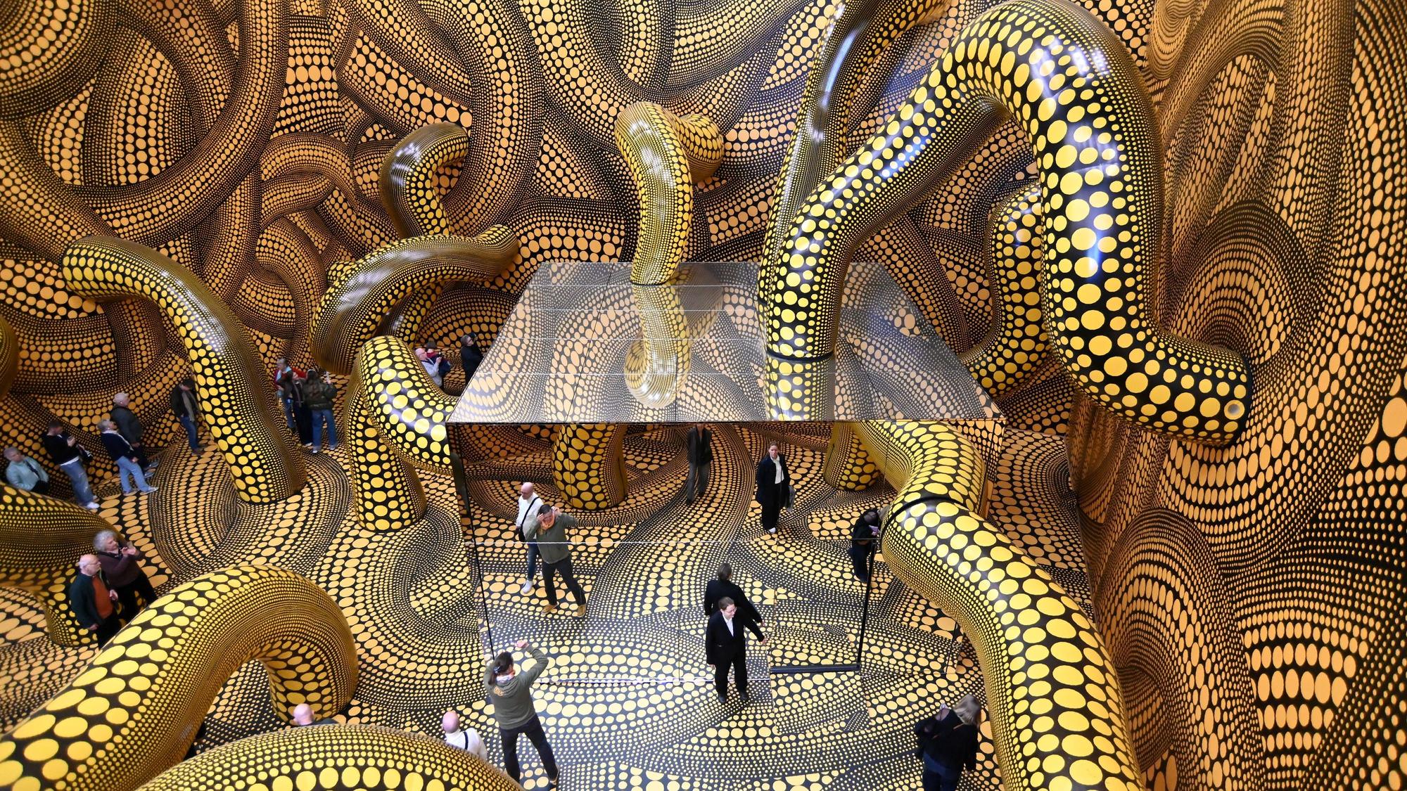 Selten hat das Museum Ludwig einen so großen Ansturm wie zur Ausstellung der japanischen Künstlerin Yayoi Kusama im Museum Ludwig erlebt.