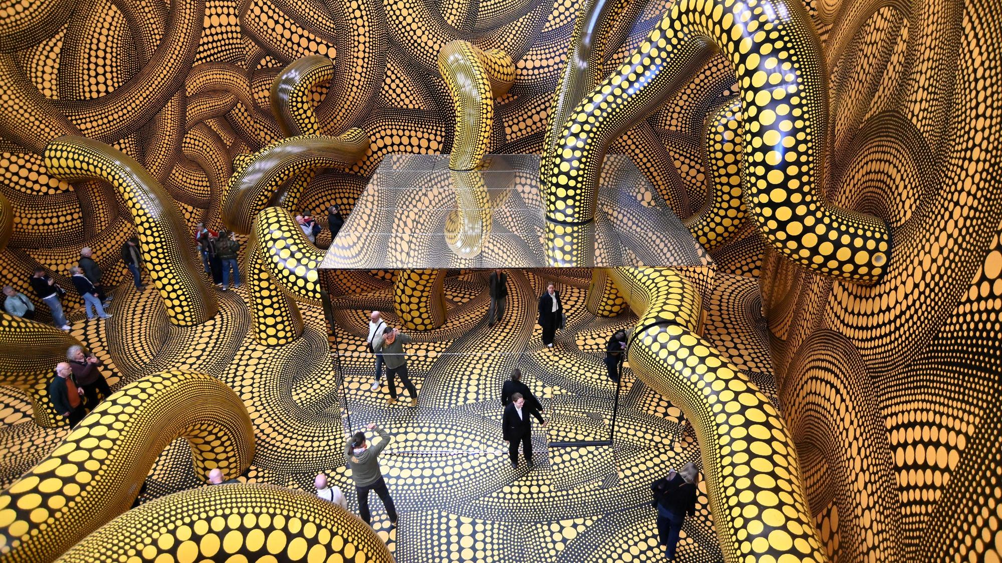 Besucher laufen durch die Ausstellung Yayoi Kusama im Museum Ludwig.