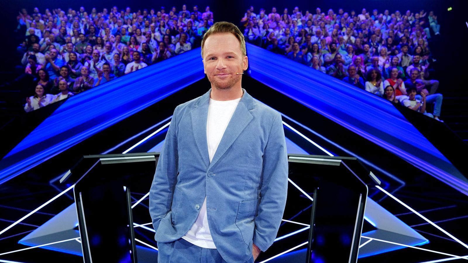 Ralf Schmitz moderiert das Schätz-Quiz. (Bild: RTL / Stefan Gregorowius)