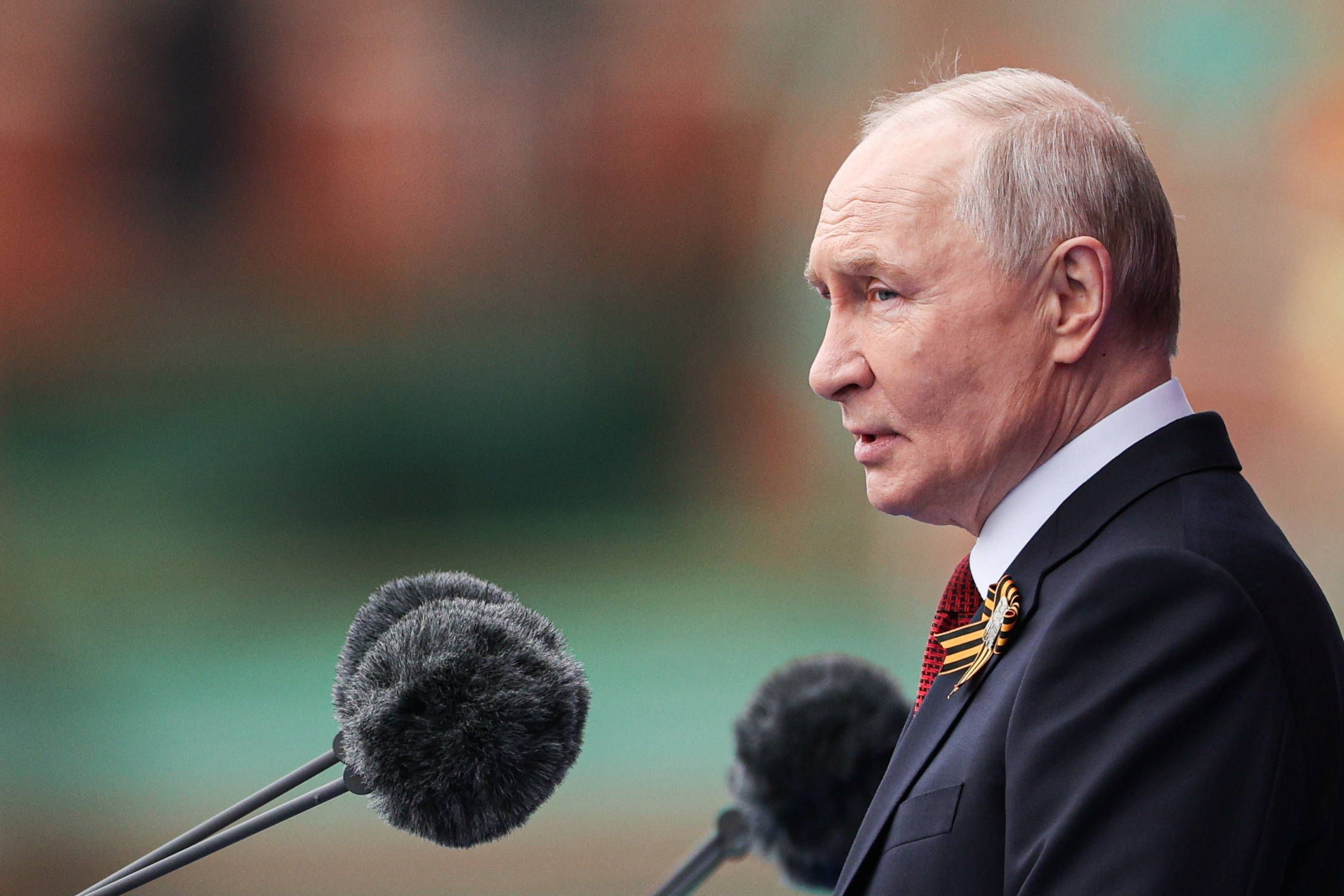 Kremlchef Wladimir Putin am Mikro.