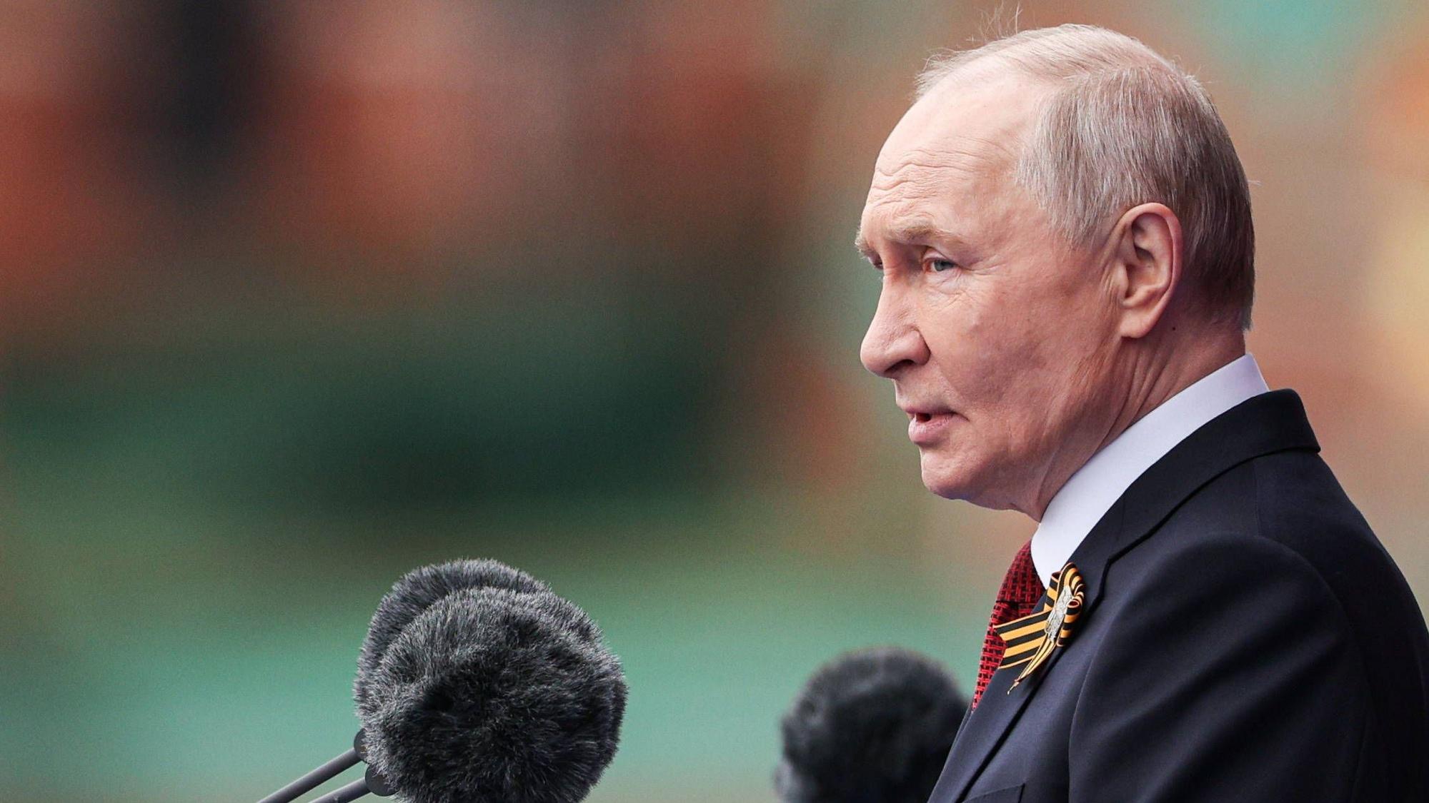Kremlchef Wladimir Putin am Mikro.