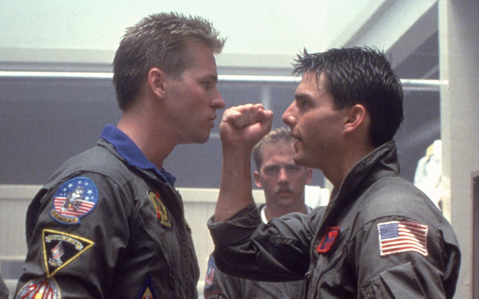 Zwei erbitterte Rivalen machen gute Miene zum bösen Spiel: „Maverick“ (Tom Cruise, rechts) und sein Dauerkonkurrent „Iceman“ (Val Kilmer). (Bild: TM & © 2017 by Paramount Pictures. All rights reserved.		)