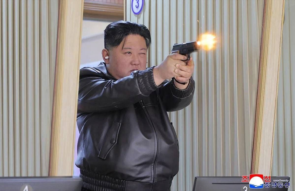 Nordkoreas Diktator Kim Jong Un beim Test einer neuer Pistole. (Archivbild)