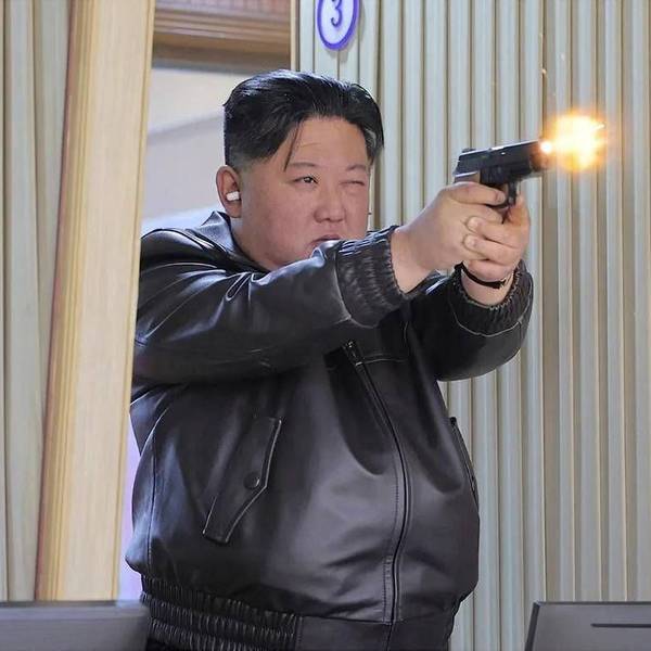 Nordkoreas Diktator Kim Jong Un beim Test einer neuer Pistole. (Archivbild)