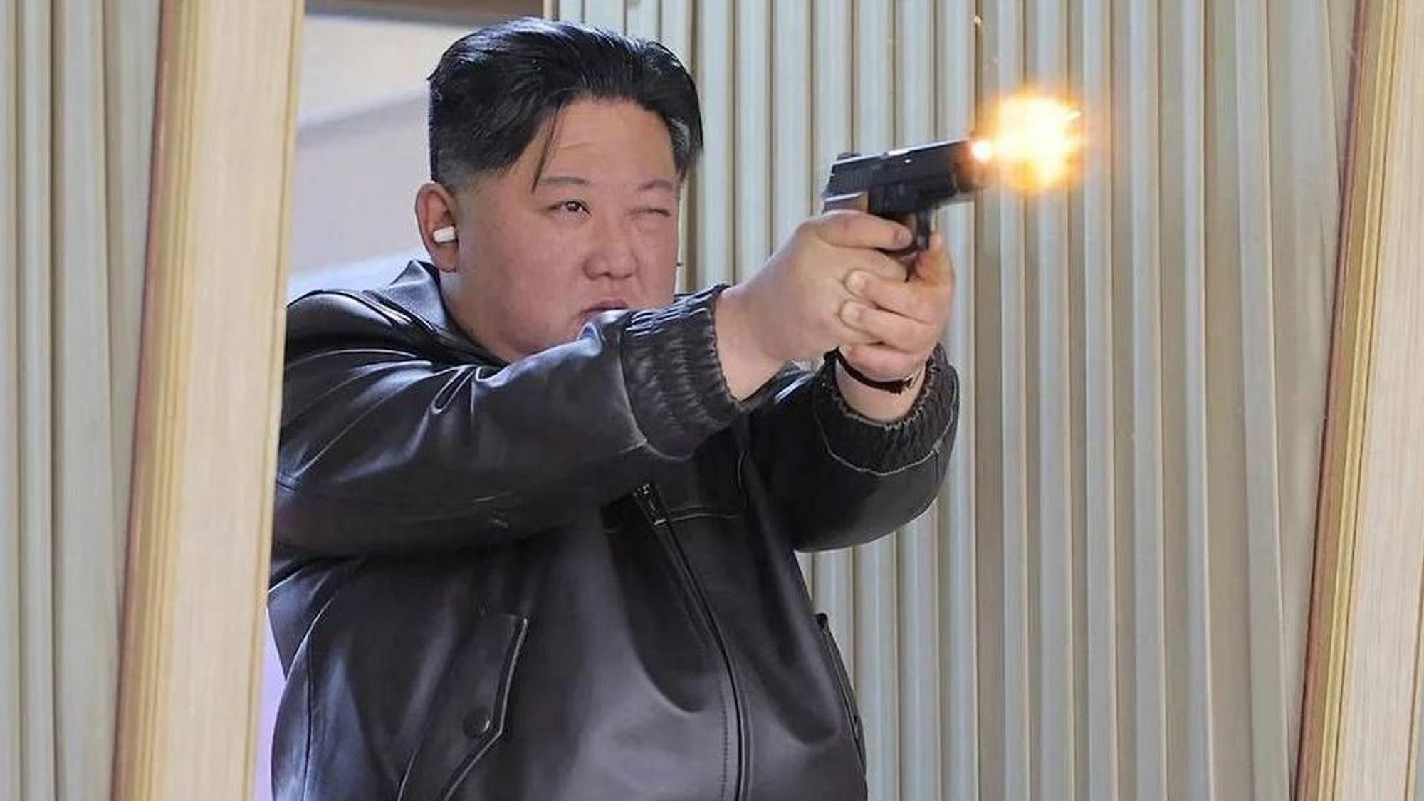 Nordkoreas Diktator Kim Jong Un beim Test einer neuer Pistole. (Archivbild)