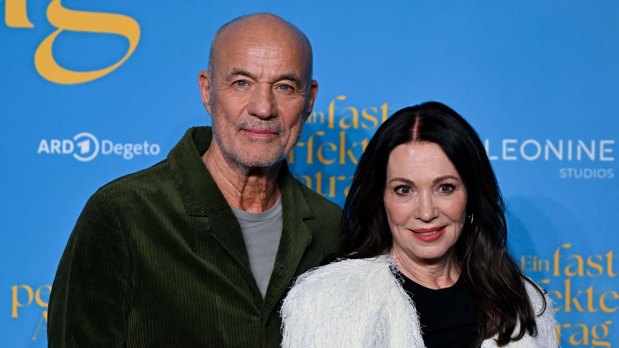 Iris Berben, Schauspielerin, und Heiner Lauterbach, Schauspieler, kommen in der Astor Filmlounge im ARRI zu der Premiere des Films „Ein fast perfekter Antrag“.