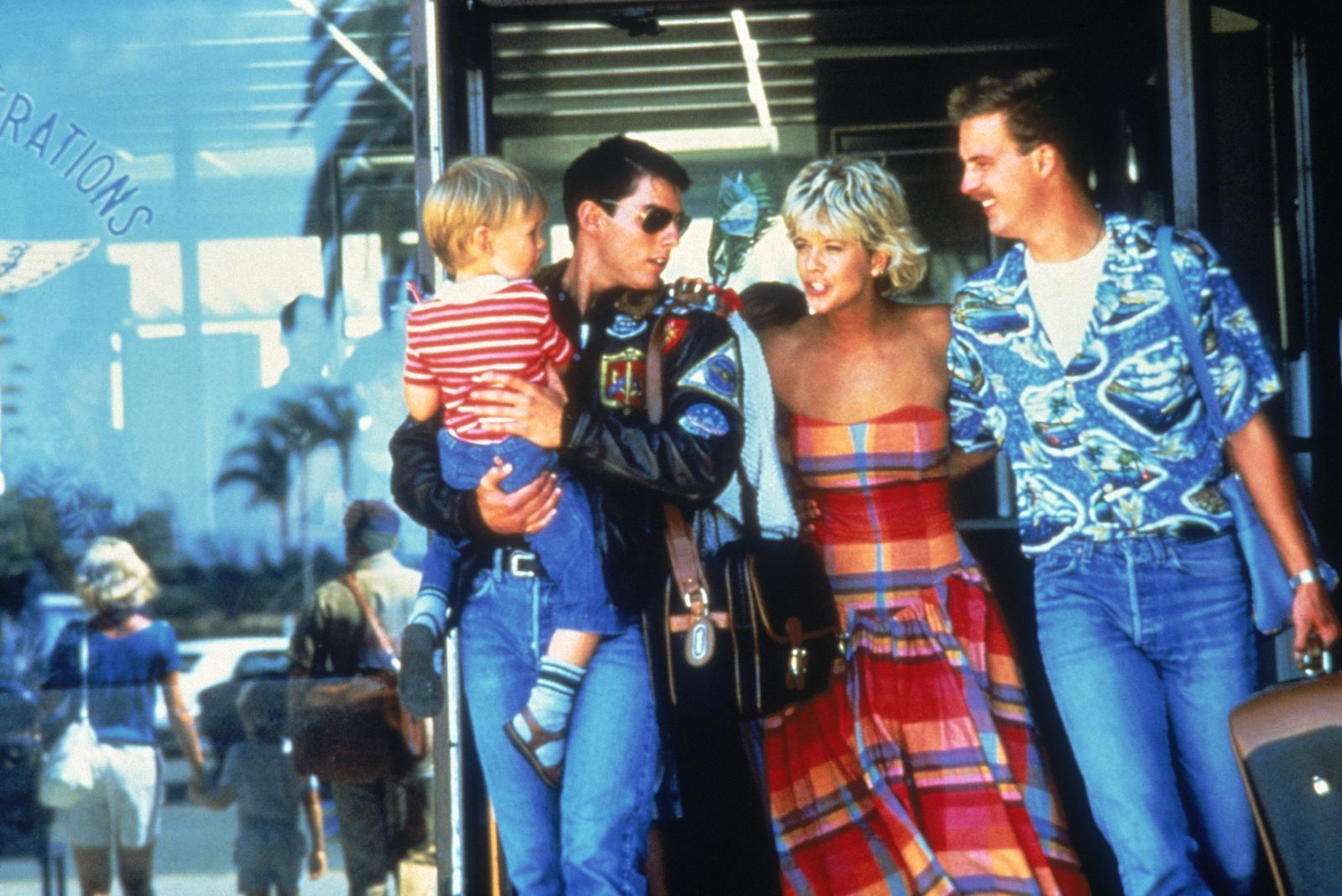 Es war eine ihrer ersten großen Kino-Rollen: In „Top Gun“ spielte Meg Ryan Carol, die Ehefrau von Mavericks (Tom Cruise, links) besten Freund und Fliegerkollegen Nick „Goose“ Bradshaw. (Bild: TM & © 2017 by Paramount Pictures. All rights reserved.		)