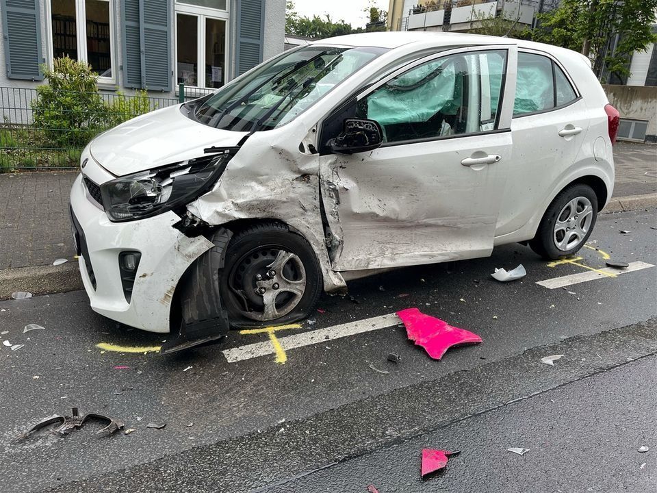 Zwei stark beschädigte Autos nach einer Kollision in Bergisch Gladbach.