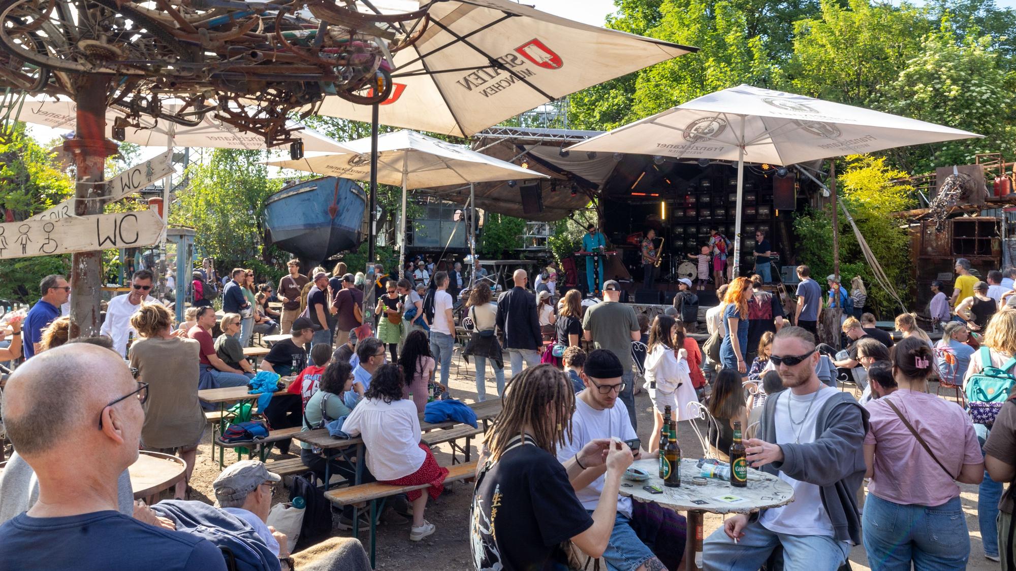 Besuchende in der Eventlocation Odonien.