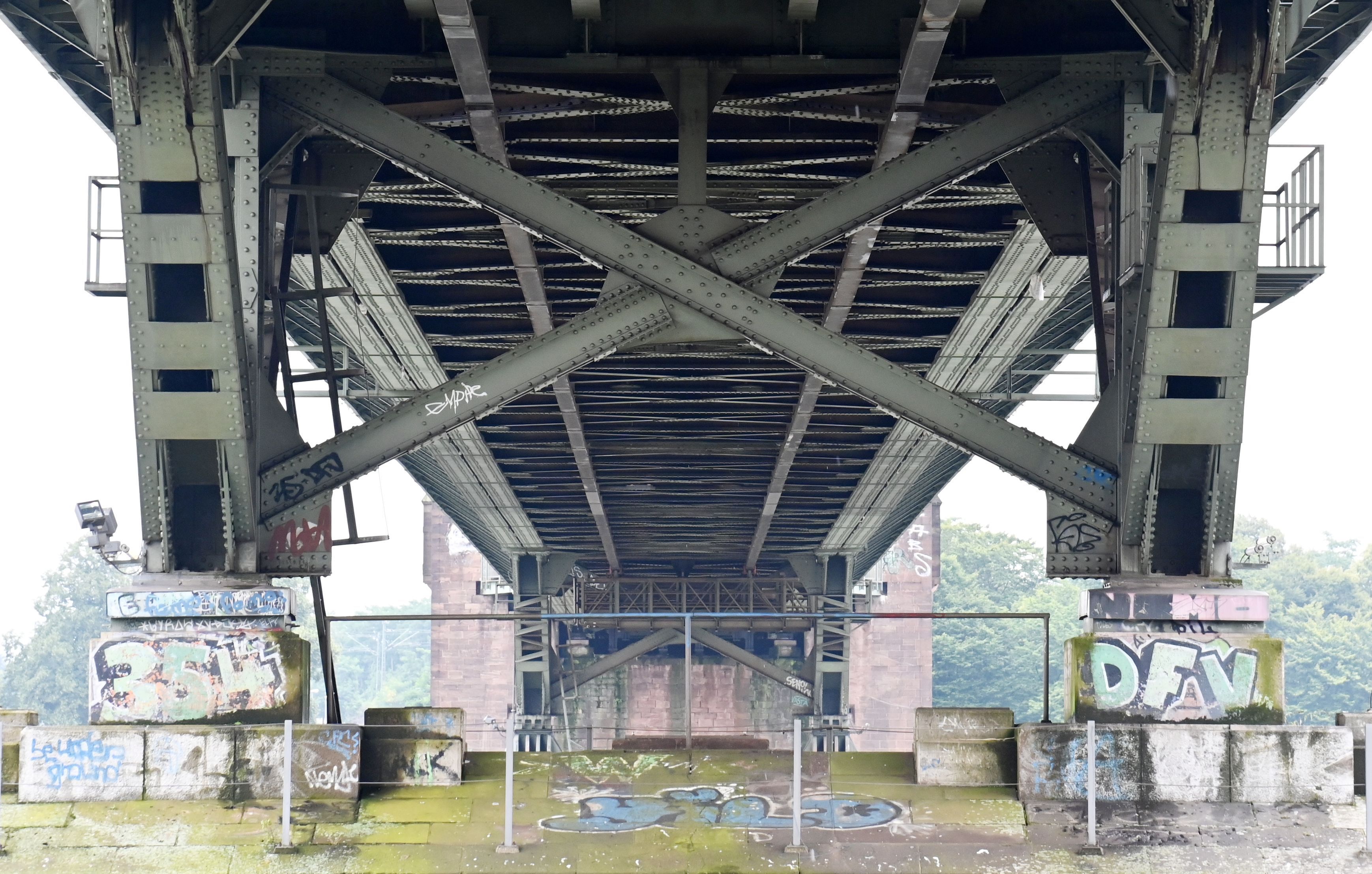 Die Südbrücke von unten. Sie ist Namensgeberin für den Veranstaltungsort hinter der Brücke in Poll. (Archivbild)