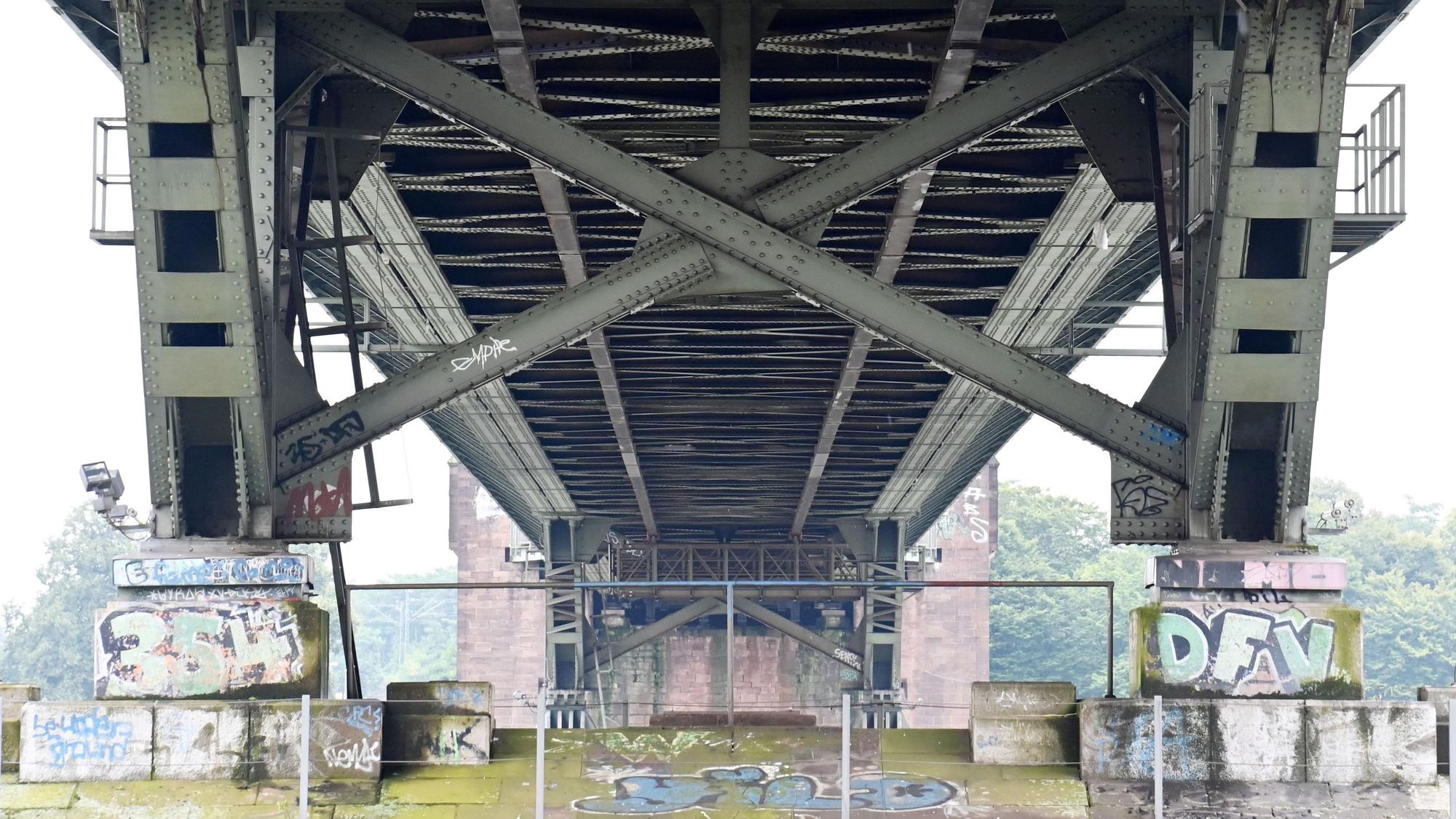 Die Südbrücke von unten. Sie ist Namensgeberin für den Veranstaltungsort hinter der Brücke in Poll. (Archivbild)
