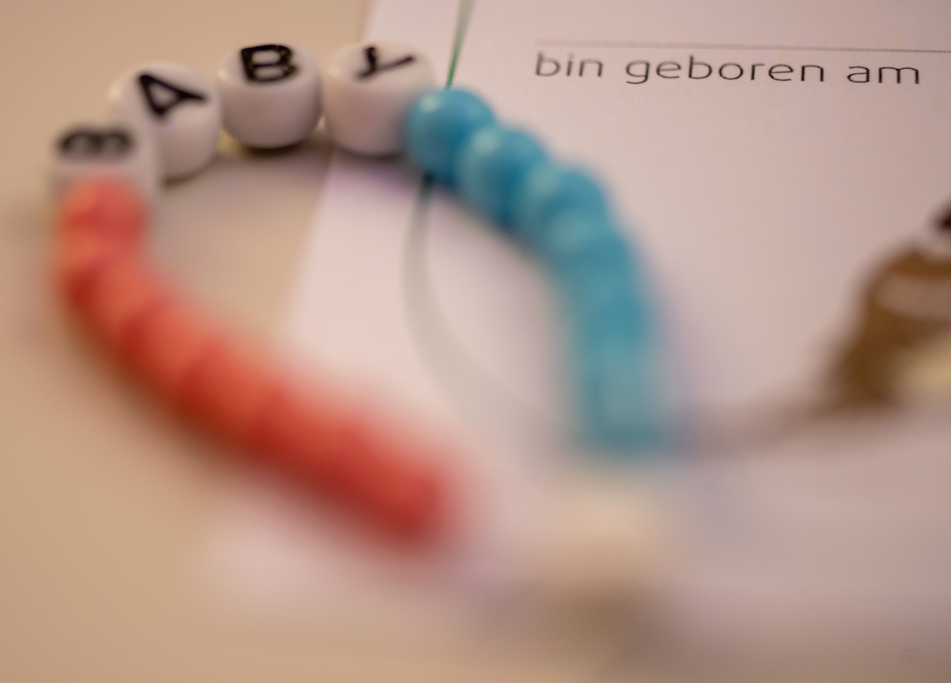 Im Kreißsaal liegt ein neues Kettchen für ein Baby bereit.