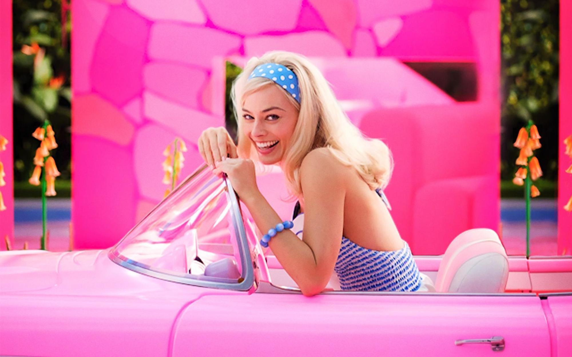 Nicht der erste „Barbie“-Film, aber der bislang mit Abstand größte. Regisseurin Greta Gerwig inszenierte „Barbie“ (Mittwoch, 13. Mai, 20.15 Uhr bei RTL) als doppelbödige Komödie mit großem Budget (145 Millionen Dollar) und Star-Besetzung. (Bild: 2022 Warner Bros. Entertainment Inc. / Jaap Buitendijk)