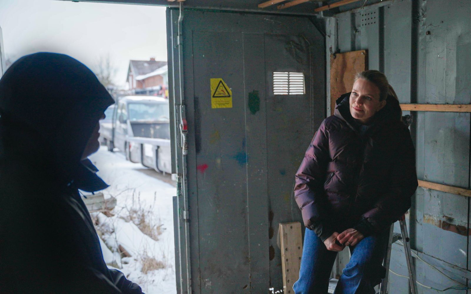Ein Bürgergeldempfänger gesteht gegenüber Sarah Tacke, dass er den Staat seit Jahrzehnten mit Schwarzarbeit betrügt.
 (Bild: ZDF/Sebastian Wagner)
