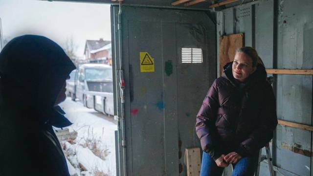 Ein Bürgergeldempfänger gesteht gegenüber Sarah Tacke, dass er den Staat seit Jahrzehnten mit Schwarzarbeit betrügt.
(Bild: ZDF/Sebastian Wagner)