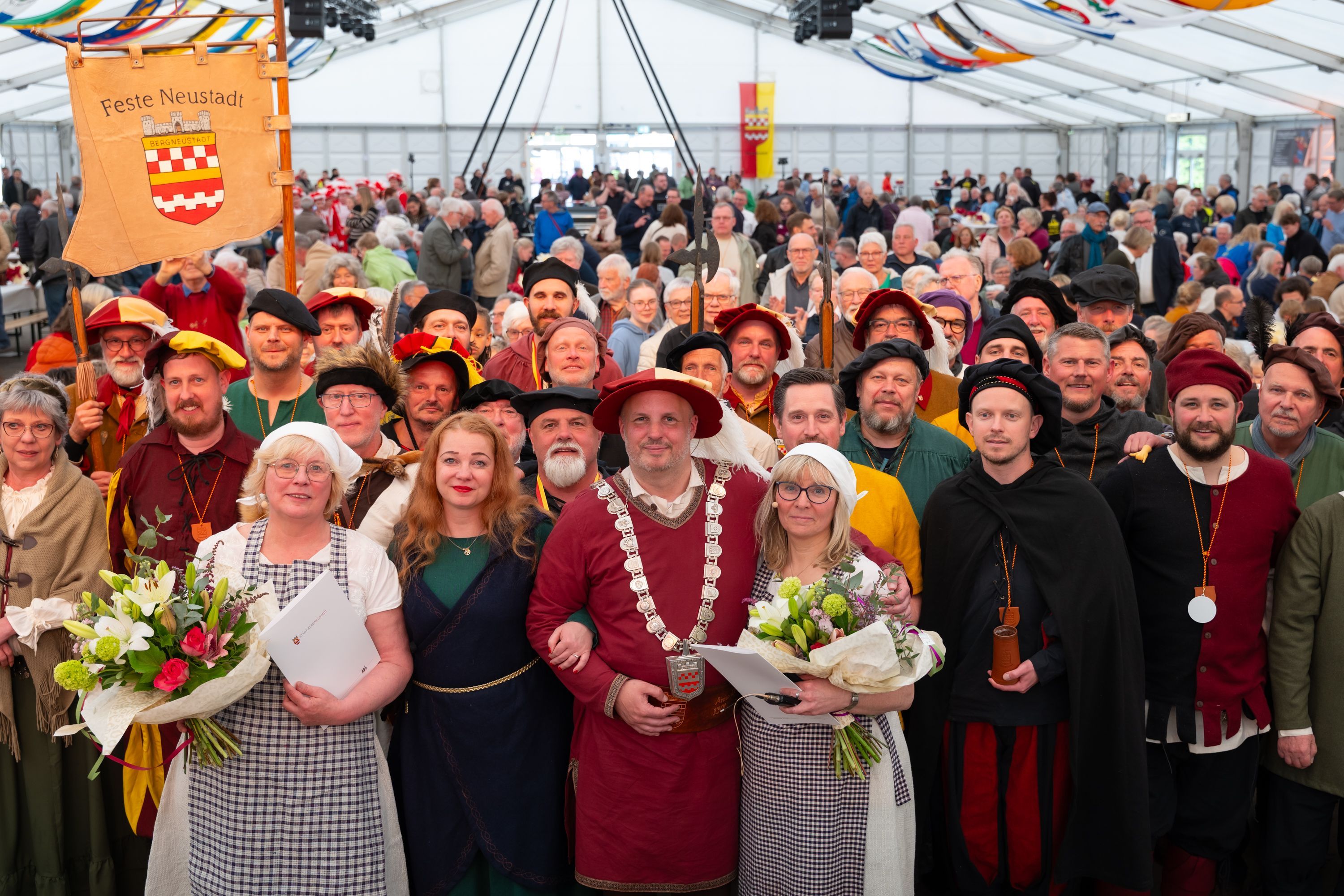 Zu sehen ist die Ehrung von zwei Frauen durch den Bürgermeister, umringt von den Landsknechten und Marketenderinnen der Stadt Bergneustadt.