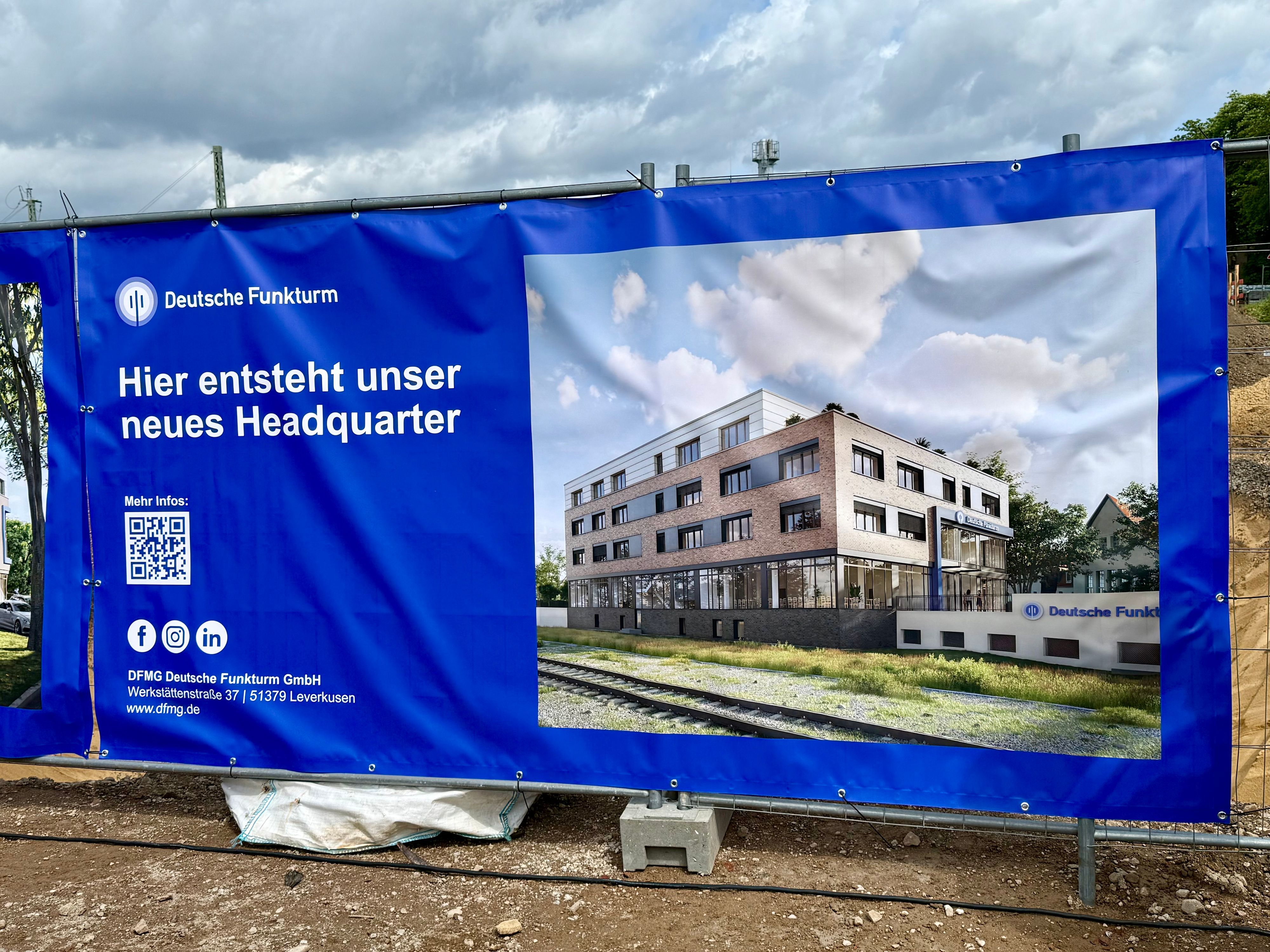 Darstellung der neuen Zentrale der Deutschen Funkturm auf einem Plakat