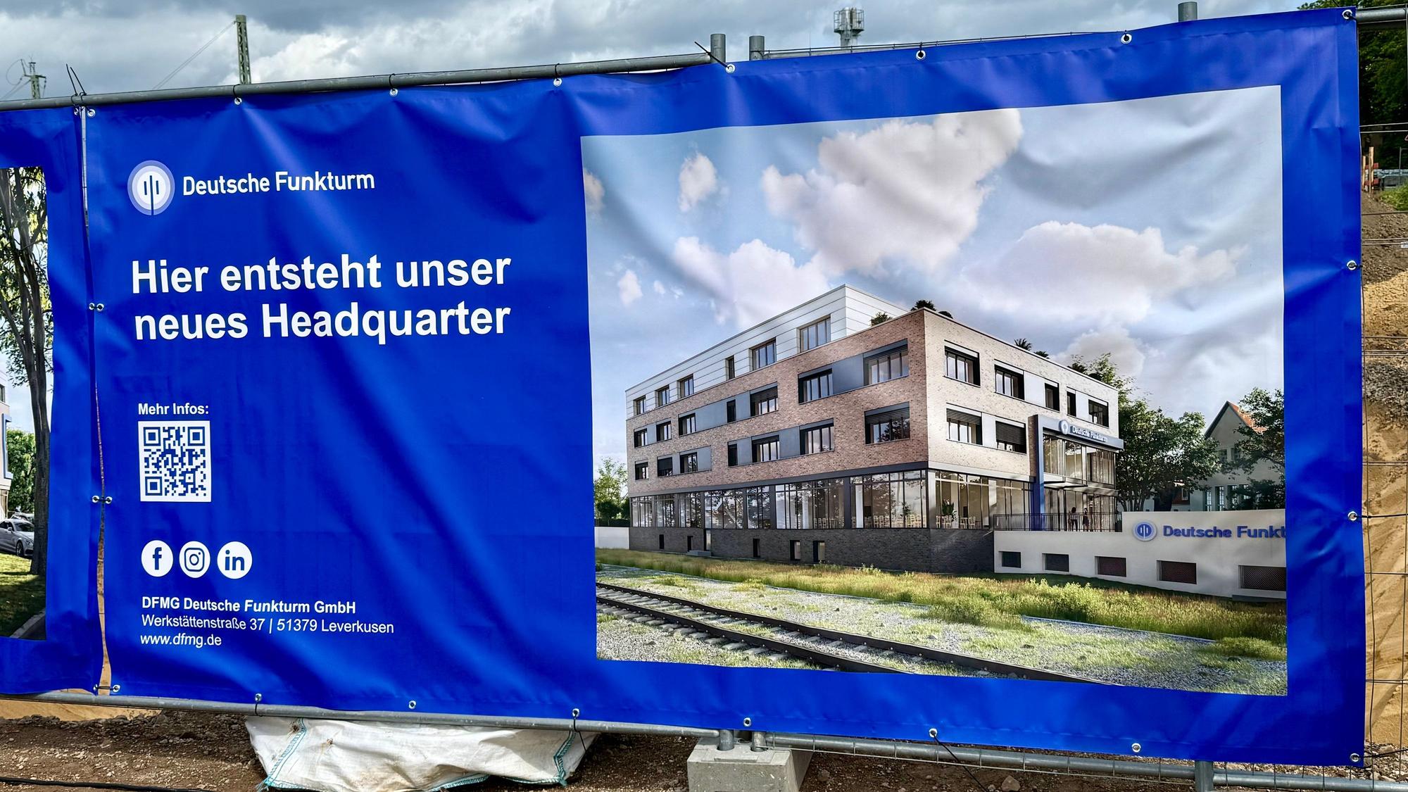 Darstellung der neuen Zentrale der Deutschen Funkturm auf einem Plakat
