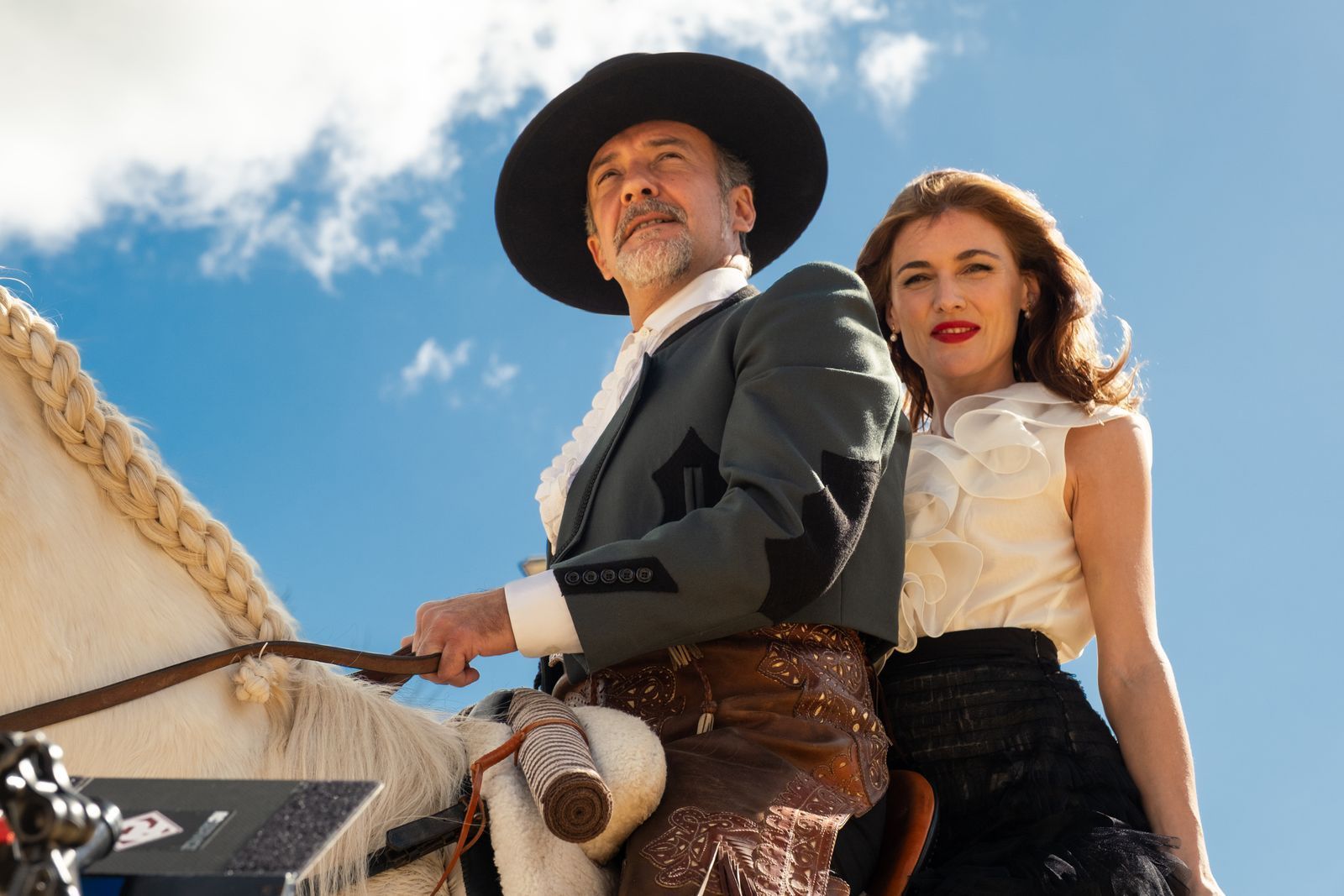 Der Herzog (Jose Luis García Pérez) und seine Frau (Marta Nieto) haben es ihrerseits auf Berlin abgesehen.  (Bild: Felipe Hernández/Netflix © 2025)