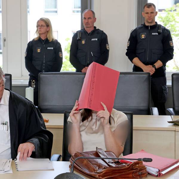 Andreas Ohm (l), Anwalt, und die Angeklagte warten im Saal des Landgerichts auf die Fortsetzung des Mordprozesses.