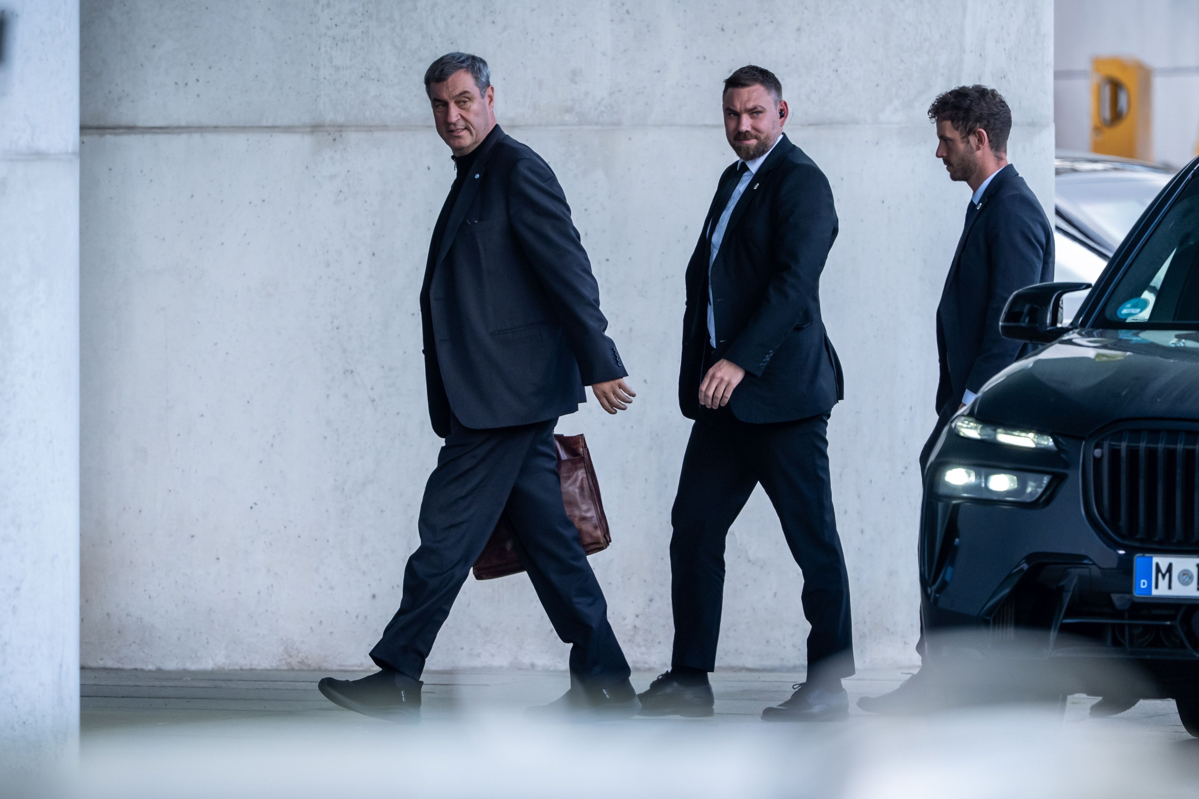 Markus Söder (l.), Ministerpräsident von Bayern und CSU-Vorsitzender, kommt am Dienstag (12. Mai) zu den Beratungen im Koalitionsausschuss am Kanzleramt an.