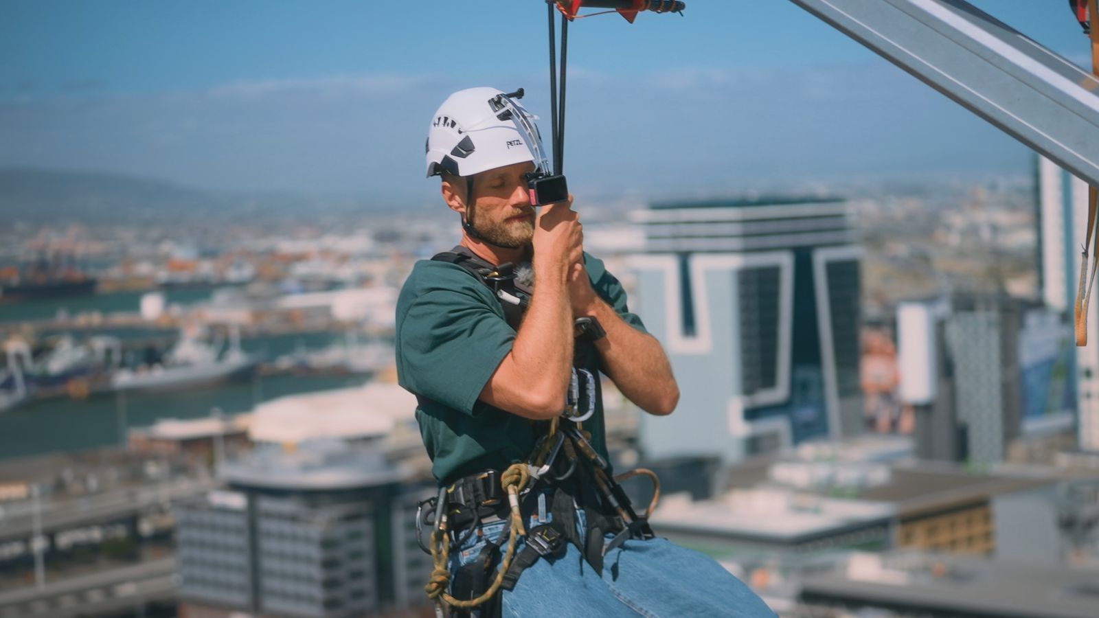 Bachelor Sebastian hängt an einem Seil an einem Hochhaus - und hasst es. (Bild: RTL)