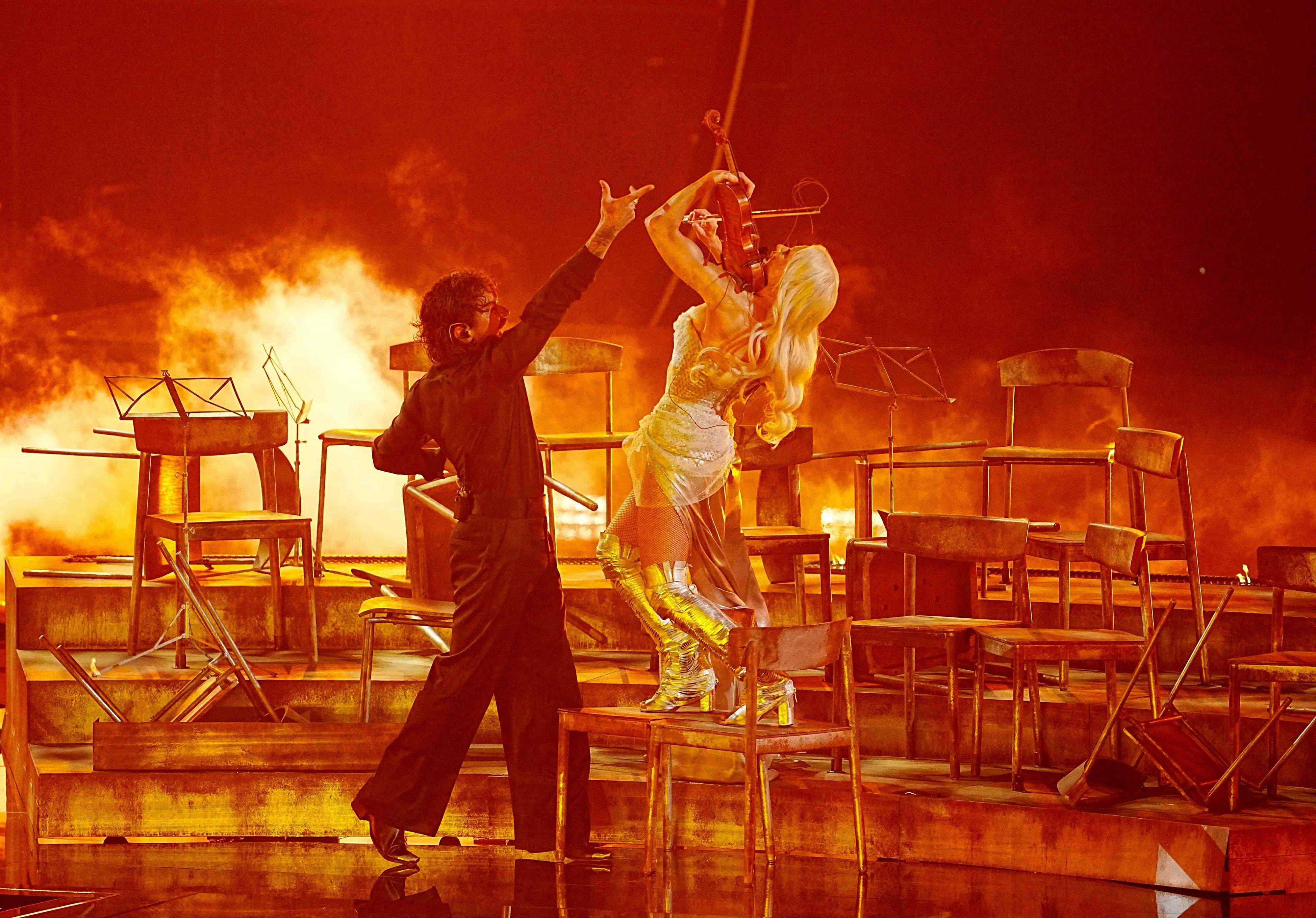 Das Duo Linda Lampenius und Pete Parkkonen auf der ESC-Bühne.