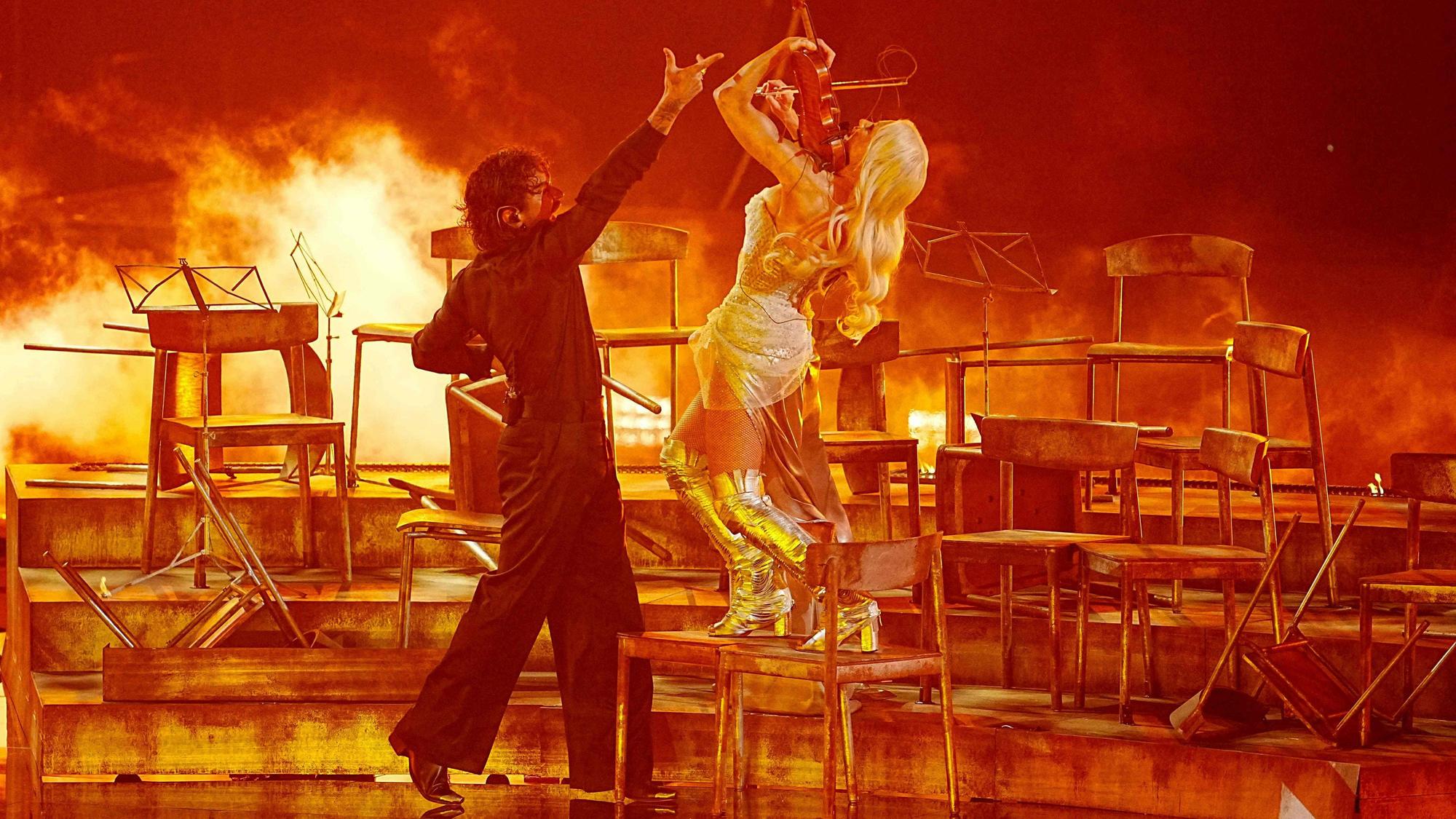 Das Duo Linda Lampenius und Pete Parkkonen auf der ESC-Bühne.