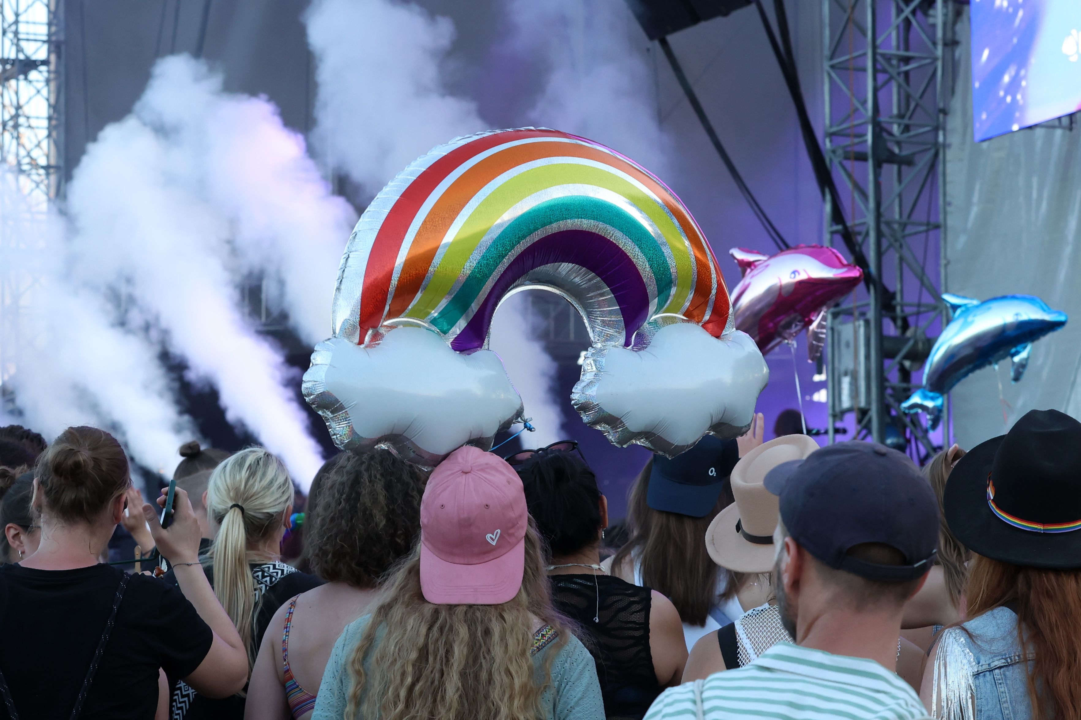 Ein Regenbogen-Ballon beim Rainbow-Festival.