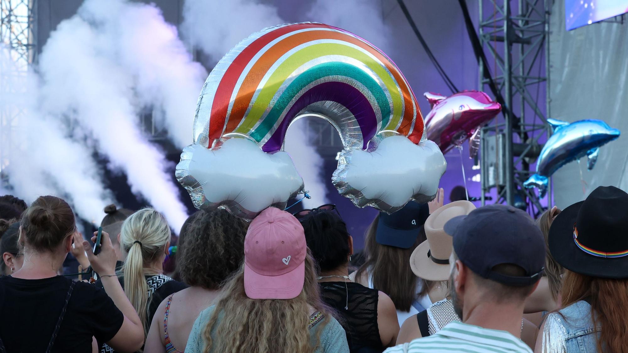 Ein Regenbogen-Ballon beim Rainbow-Festival.