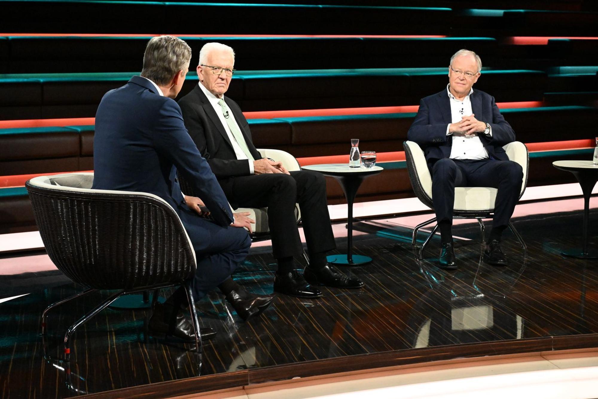 Neben Winfried Kretschmann (l.) war auch Stephan Weil, SPD-Politiker und Ex-Ministerpräsident von Niedersachsen, bei „Markus Lanz“ zu Gast. (Bild: ZDF/ Cornelia Lehmann)