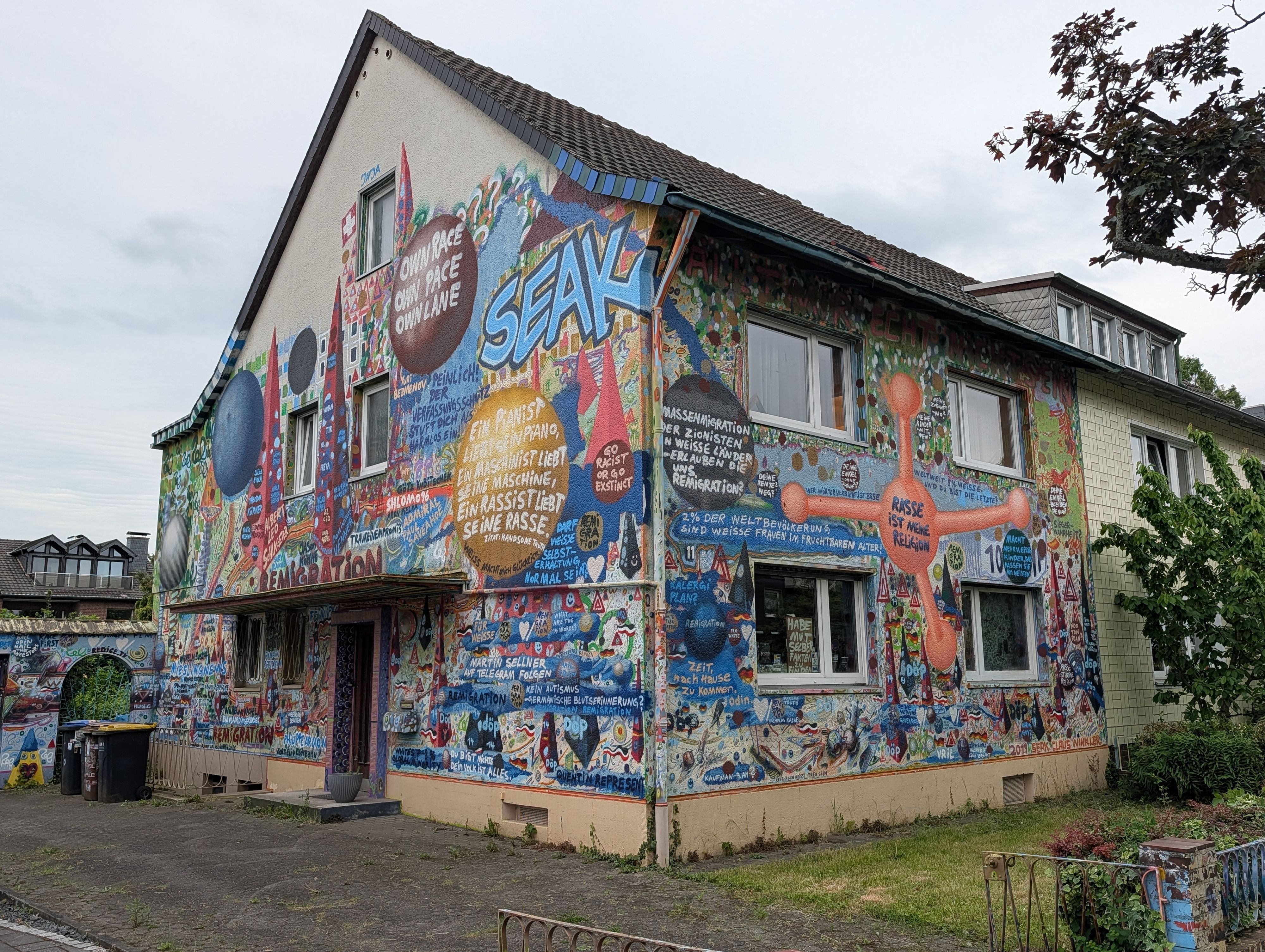 Das Foto zeigt das Haus mit seinen bunt bemalten Fassaden.