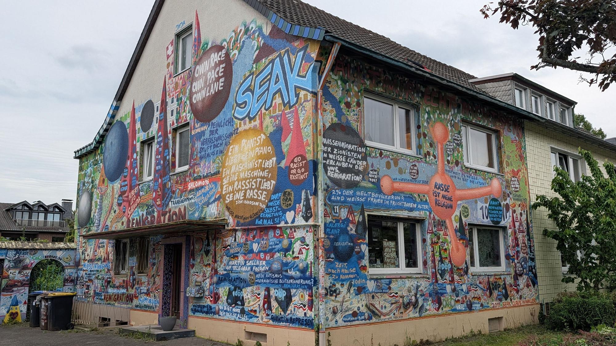 Das Foto zeigt die großflächig bemalten Fassaden des Hauses an der Kochstraße in Efferen.