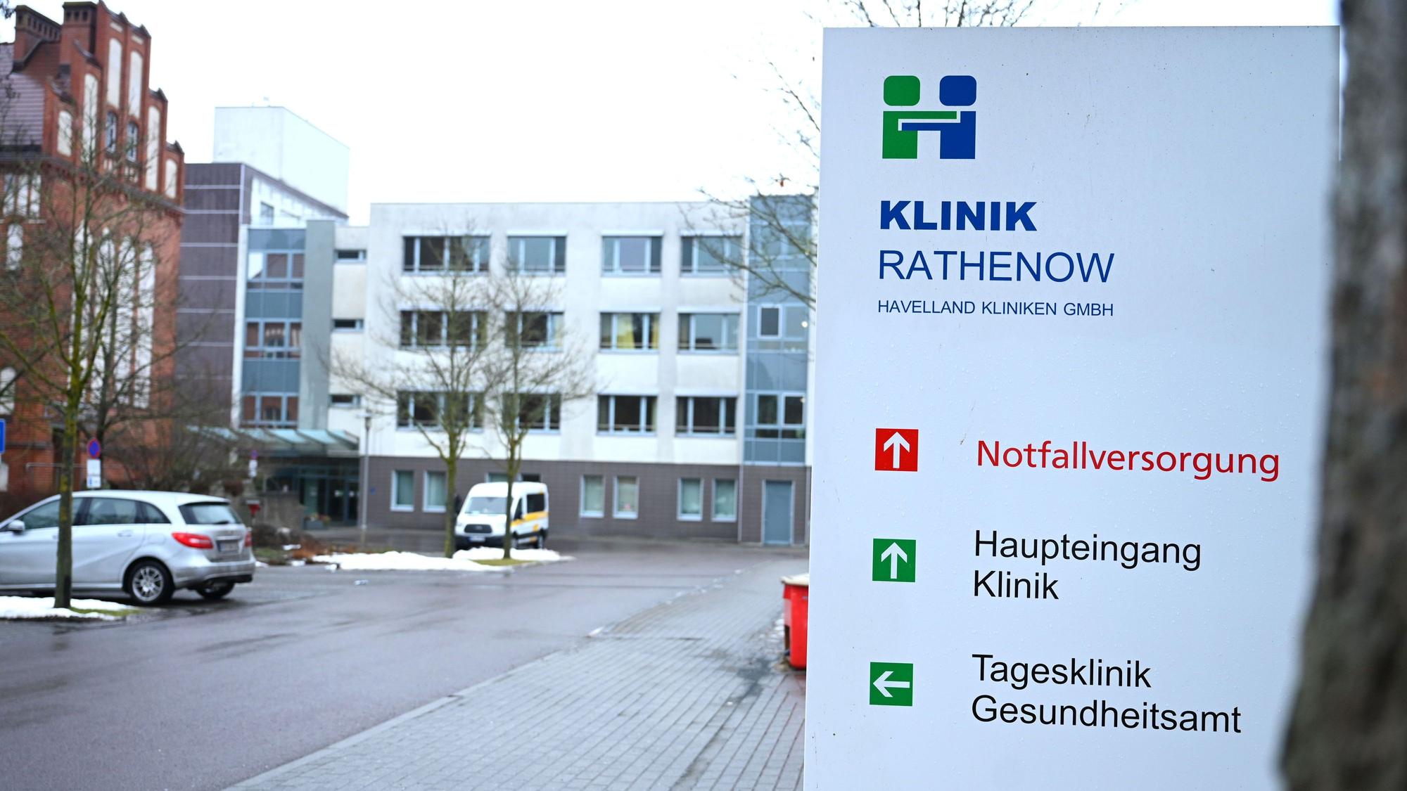 Ein Schild weist auf die Klinik der Havelland-Klinikgruppe in Rathenow hin. (Archivbild)