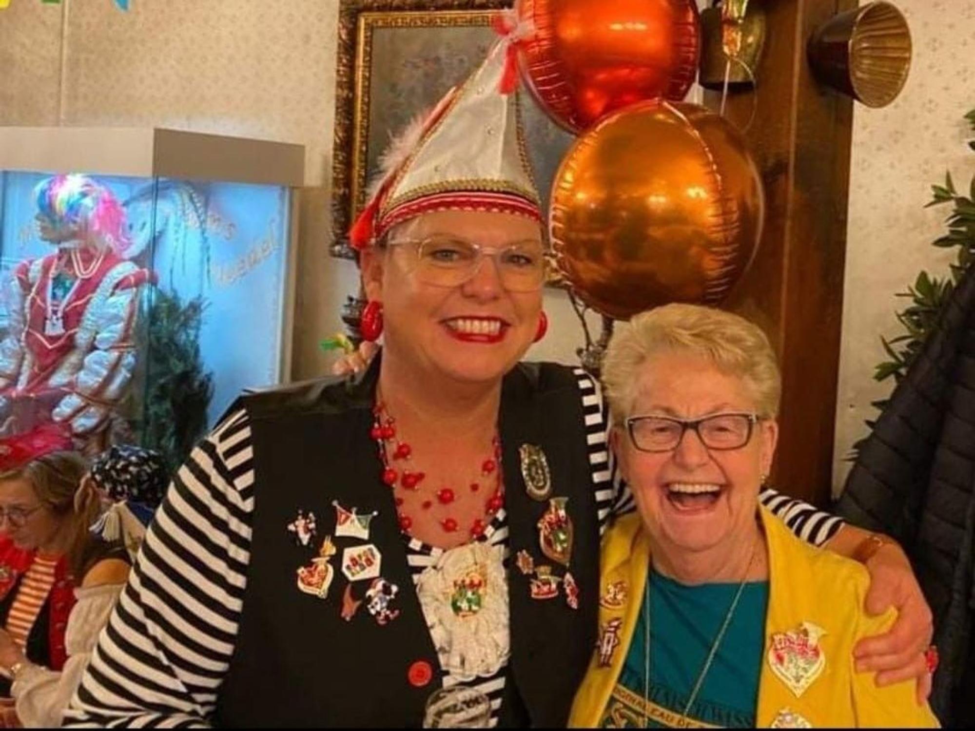 Tochter und Mutter, zwei Jecke unter sich: Regine Mombauer und Ludwina Schmitz.