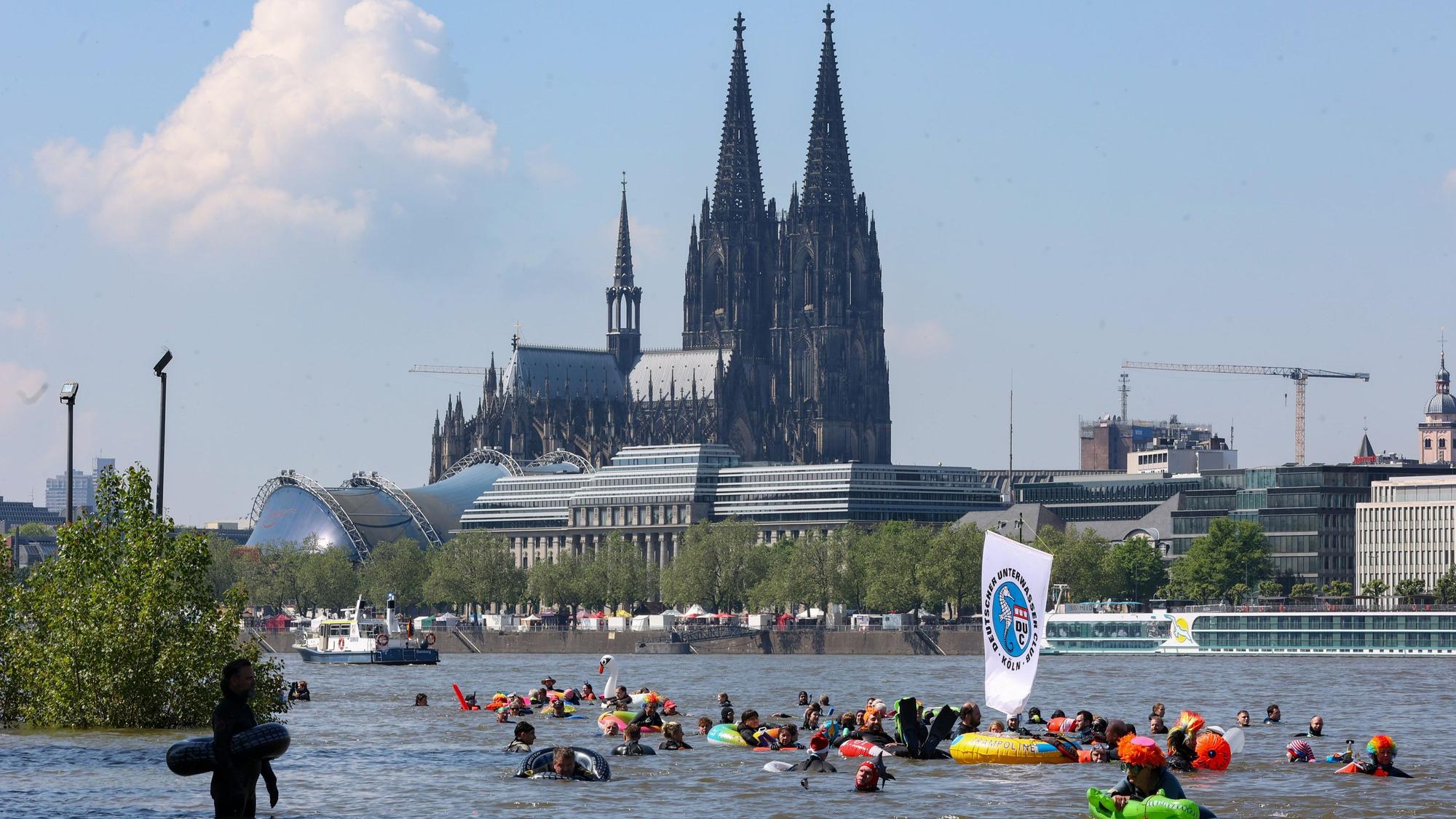 Das traditionelle Rheinschwimmen in Köln findet jährlich an Christi Himmelfahrt (Vatertag) statt. (Archivbild)