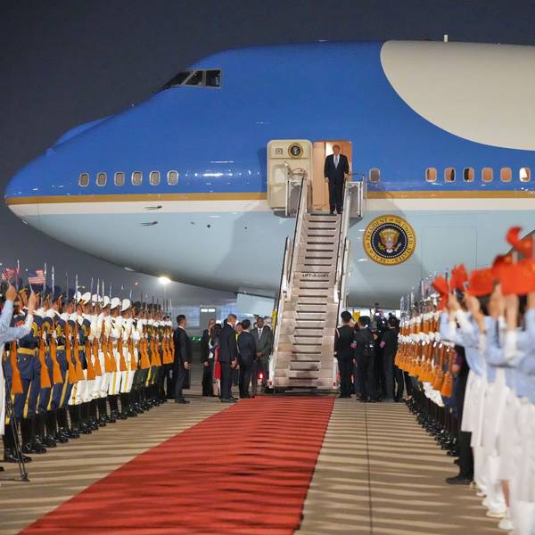 US-Präsident Donald Trump kommt in der Air Force One auf dem Beijing Capital International Airport an.