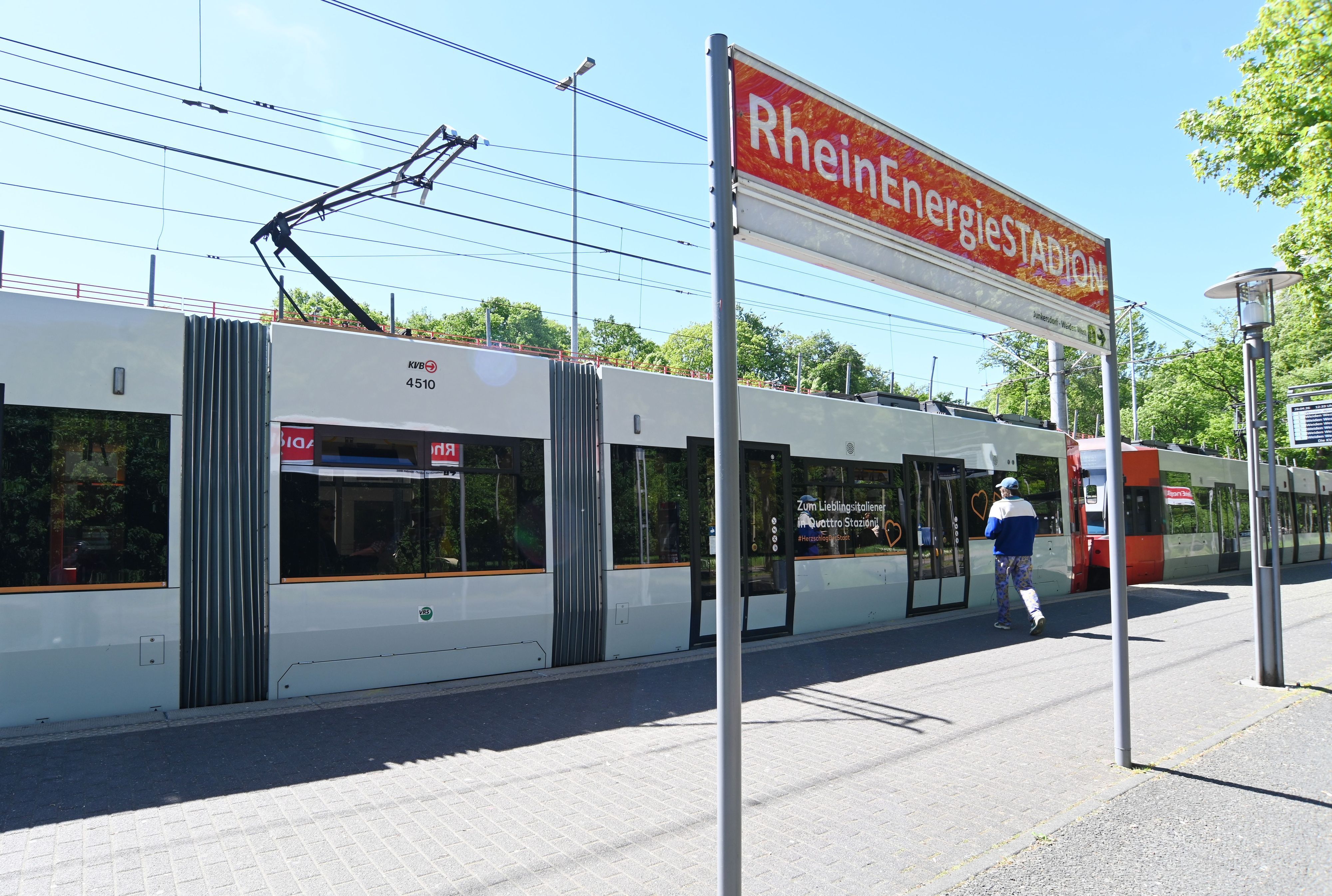 Die Haltestelle Rhein-Energie-Stadion soll ausgebaut werden: Für die Vorplanung hat der Rat 1,1 Millionen Euro bereitgestellt.