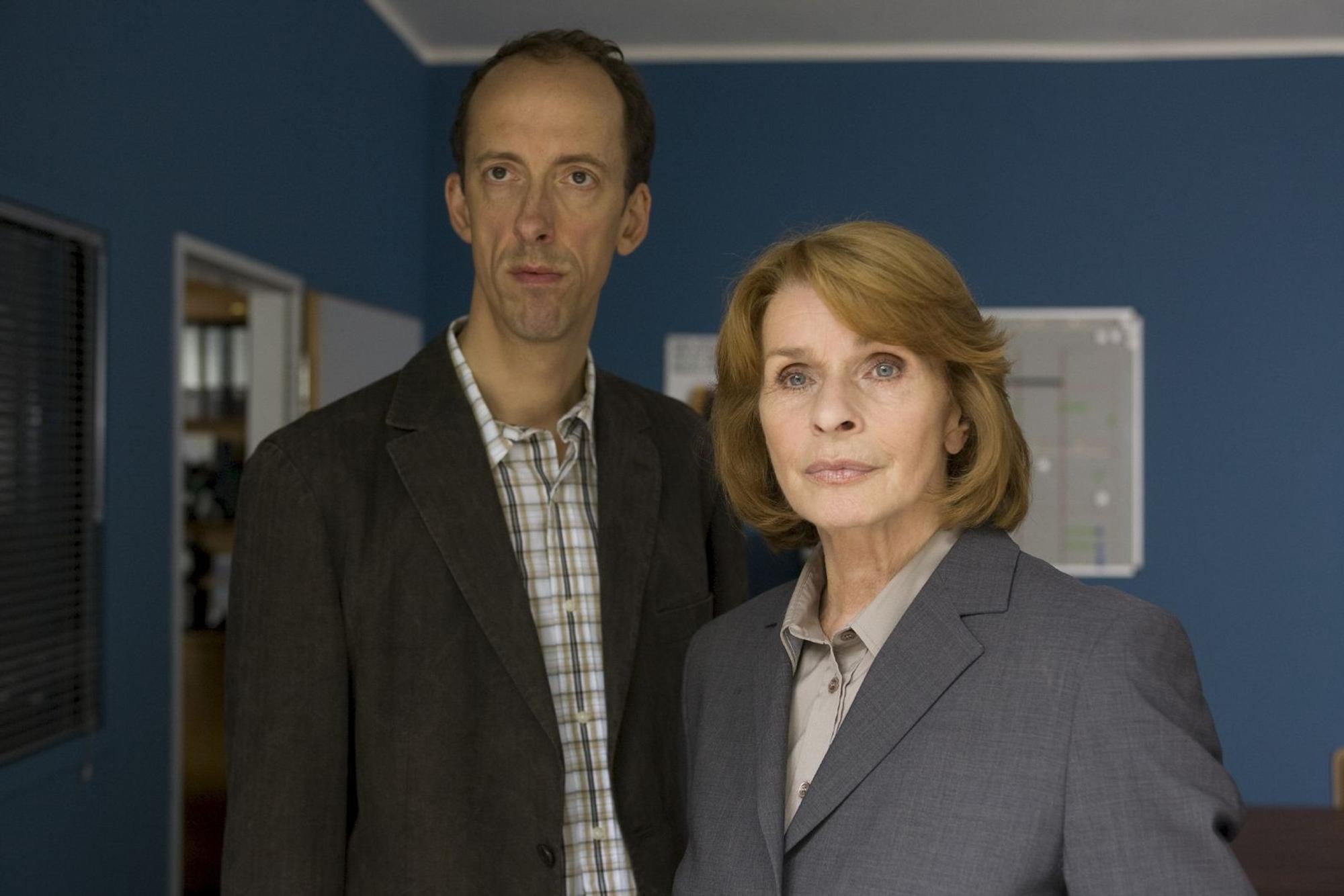 Von 2002 bis 2019 ermittelten Senta Berger als Kriminalrätin Eva Prohacek und Rudolf Krause als ihr Partner André Langner in der Krimi-Reihe „Unter Verdacht“. (Bild: ZDF / Erika Hauri)