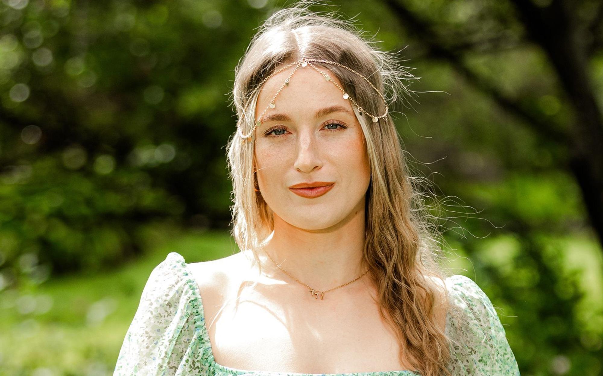 Die 26-Jährige hatte zuvor von Tim eine Rose bekommen. (Bild: RTL/Charlie Sperring)