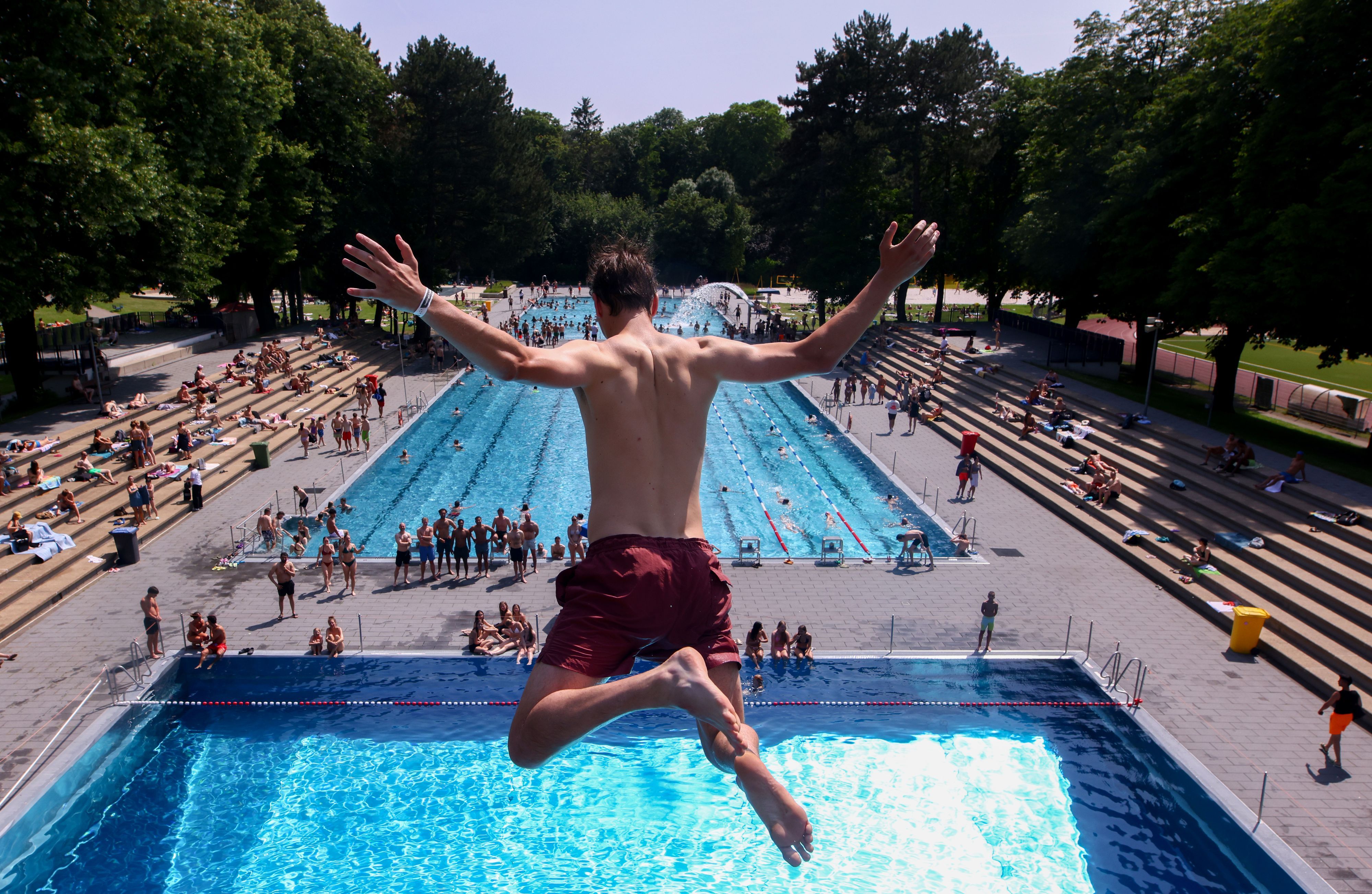 So voll wie hier im Juni 2025 wird es im Stadionbad in den ersten Tagen der Freibad-Saison voraussichtlich noch nicht.