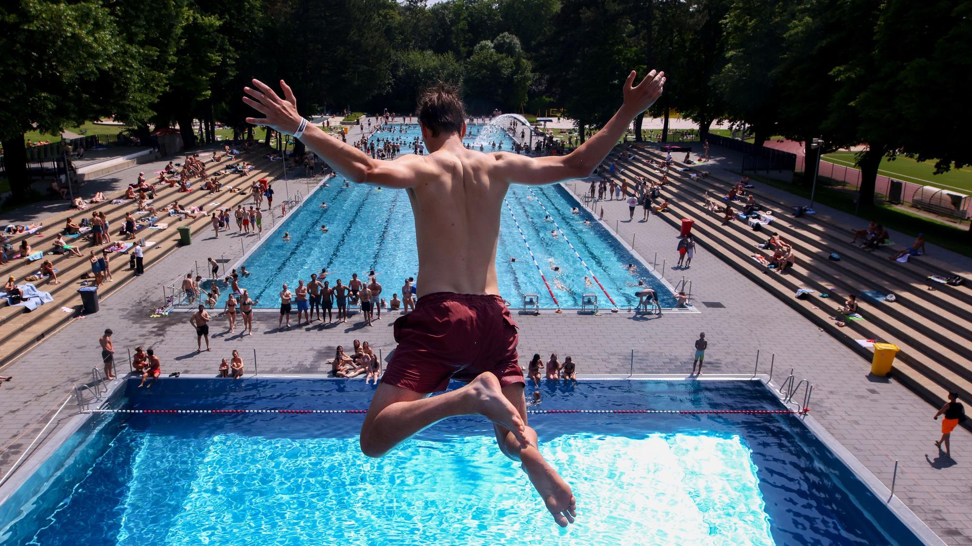 So voll wie hier im Juni 2025 wird es im Stadionbad in den ersten Tagen der Freibad-Saison voraussichtlich noch nicht.