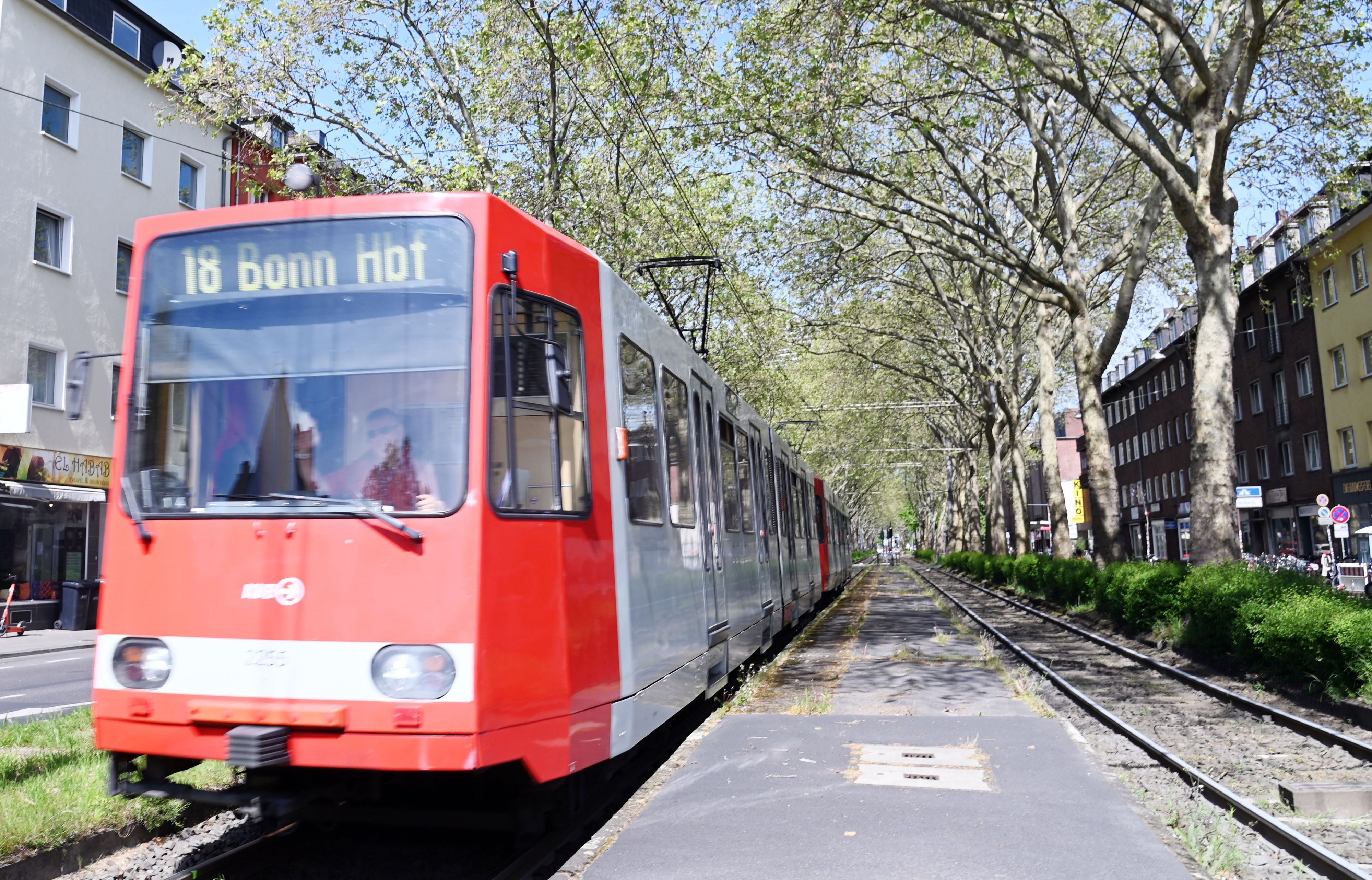 Charakteristische Aufnahmen von Stadtbahnen der Kölner Verkehrsbetriebe (KVB) auf ihren jeweiligen Strecken. Die Linie 18 in Höhe Sülzburgstraße. Foto: Alexander Schwaiger