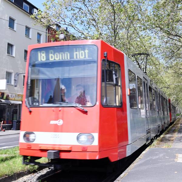 Charakteristische Aufnahmen von Stadtbahnen der Kölner Verkehrsbetriebe (KVB) auf ihren jeweiligen Strecken. Die Linie 18 in Höhe Sülzburgstraße. Foto: Alexander Schwaiger