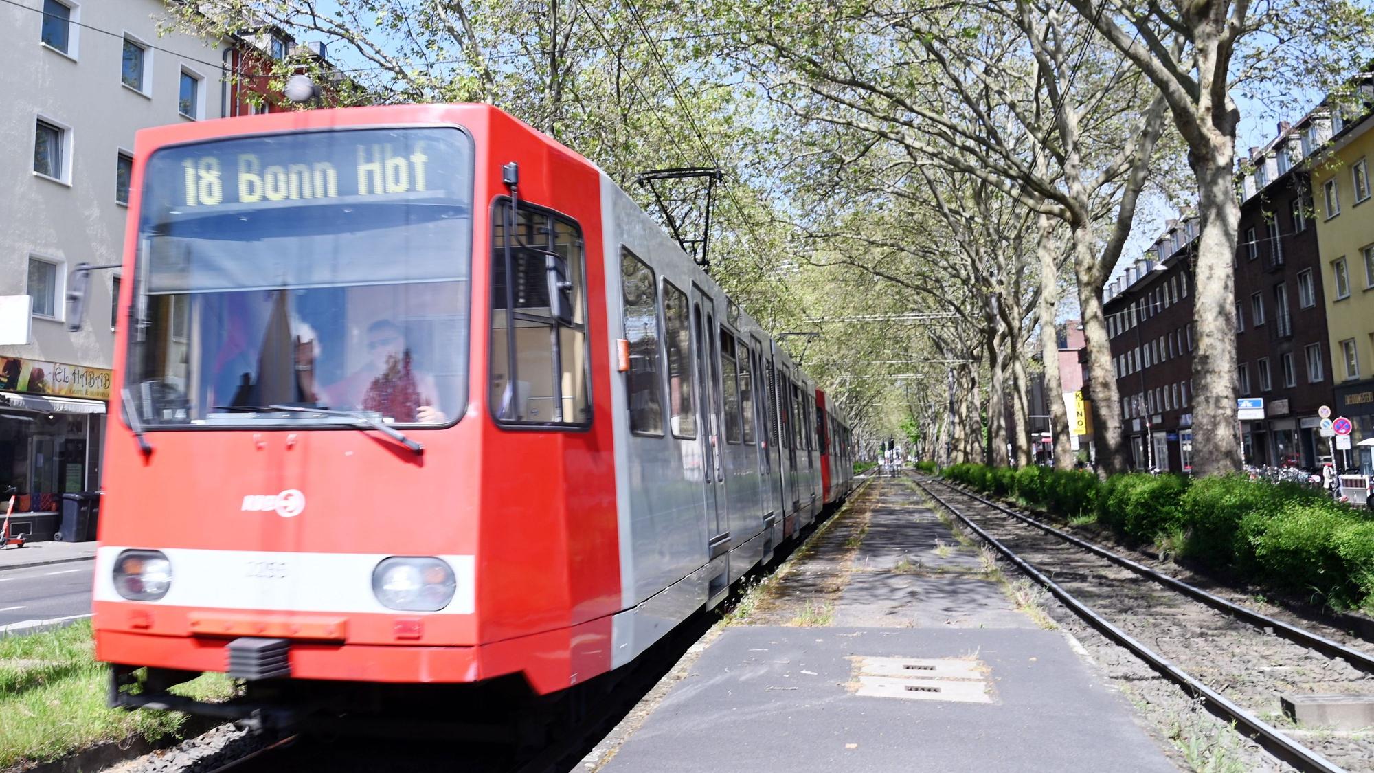 Charakteristische Aufnahmen von Stadtbahnen der Kölner Verkehrsbetriebe (KVB) auf ihren jeweiligen Strecken. Die Linie 18 in Höhe Sülzburgstraße. Foto: Alexander Schwaiger