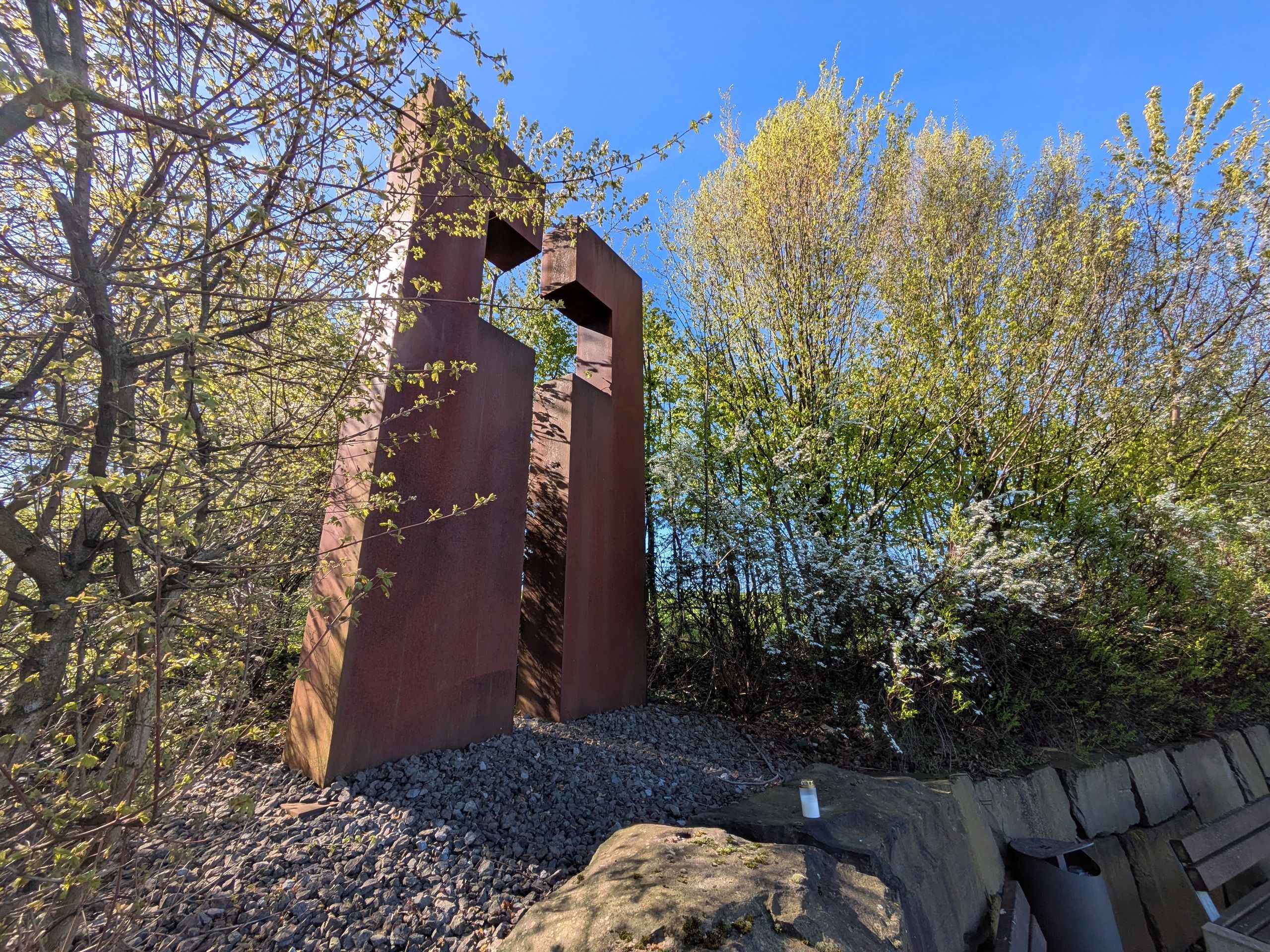 Die Skulptur von Bernhard Guski steht am oberen Ende des Friedhofs Steinbüchel.