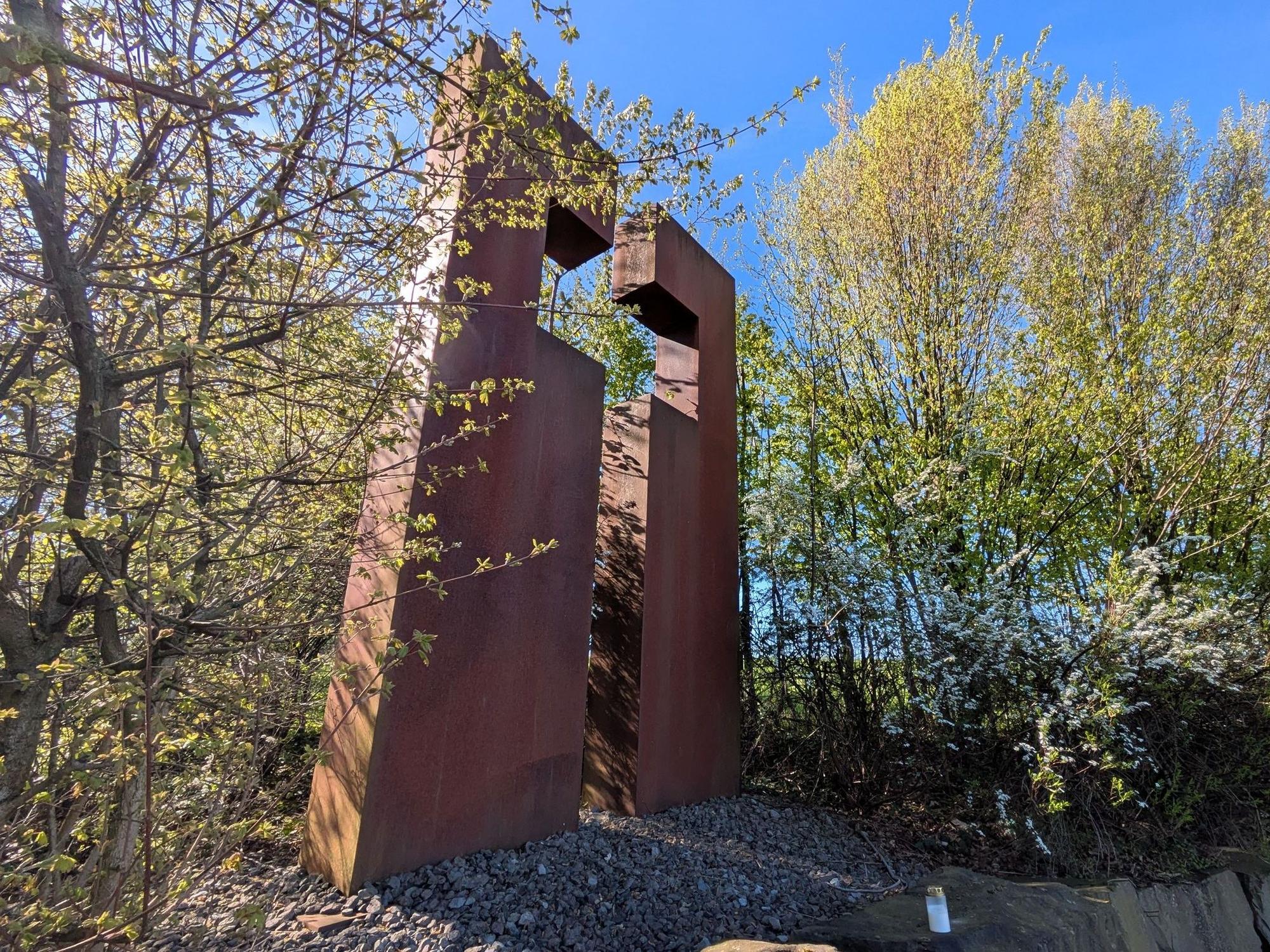 Die Skulptur von Bernhard Guski steht am oberen Ende des Friedhofs Steinbüchel.