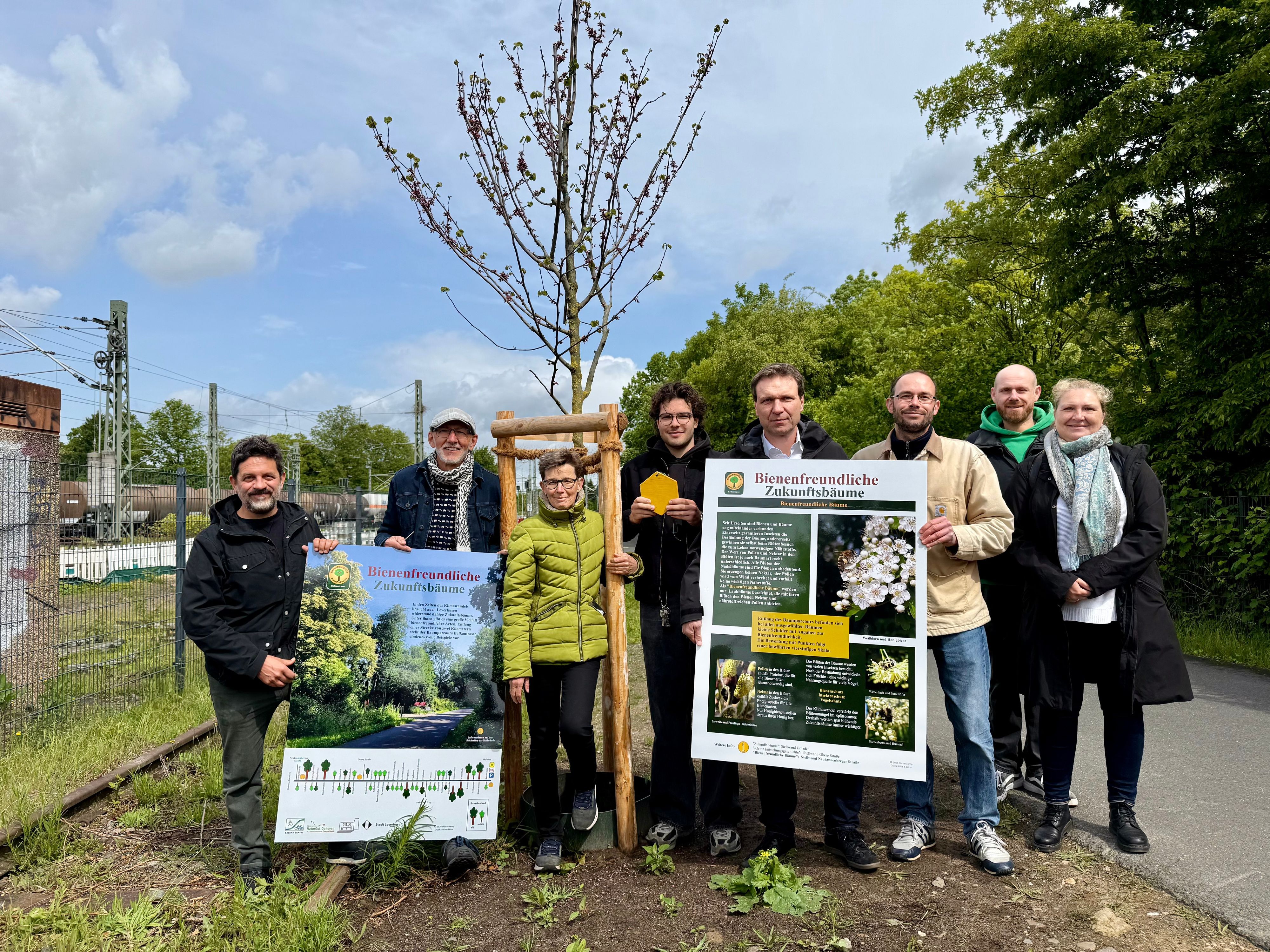 Daniel Haase, Reinhold Glüsenkamp, Petra Haller, Georgios Papadopoulos, Alexander Lünenbach, Matthias Rawohl, Fabian Hille und Nicole Jung auf dem neuen Lehrpfad an der Balkantrasse