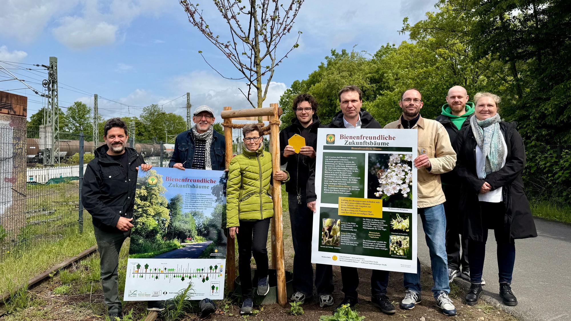 Daniel Haase, Reinhold Glüsenkamp, Petra Haller, Georgios Papadopoulos, Alexander Lünenbach, Matthias Rawohl, Fabian Hille und Nicole Jung auf dem neuen Lehrpfad an der Balkantrasse